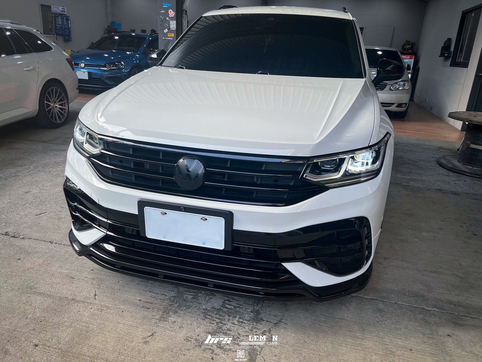 Volkswagen New Tiguan 安裝 Tiguan R 前保桿+後中包+蜂巢反光片+類MAX雙層前下巴-V1+後下擾流+R字樣葉子板側標+環景校正