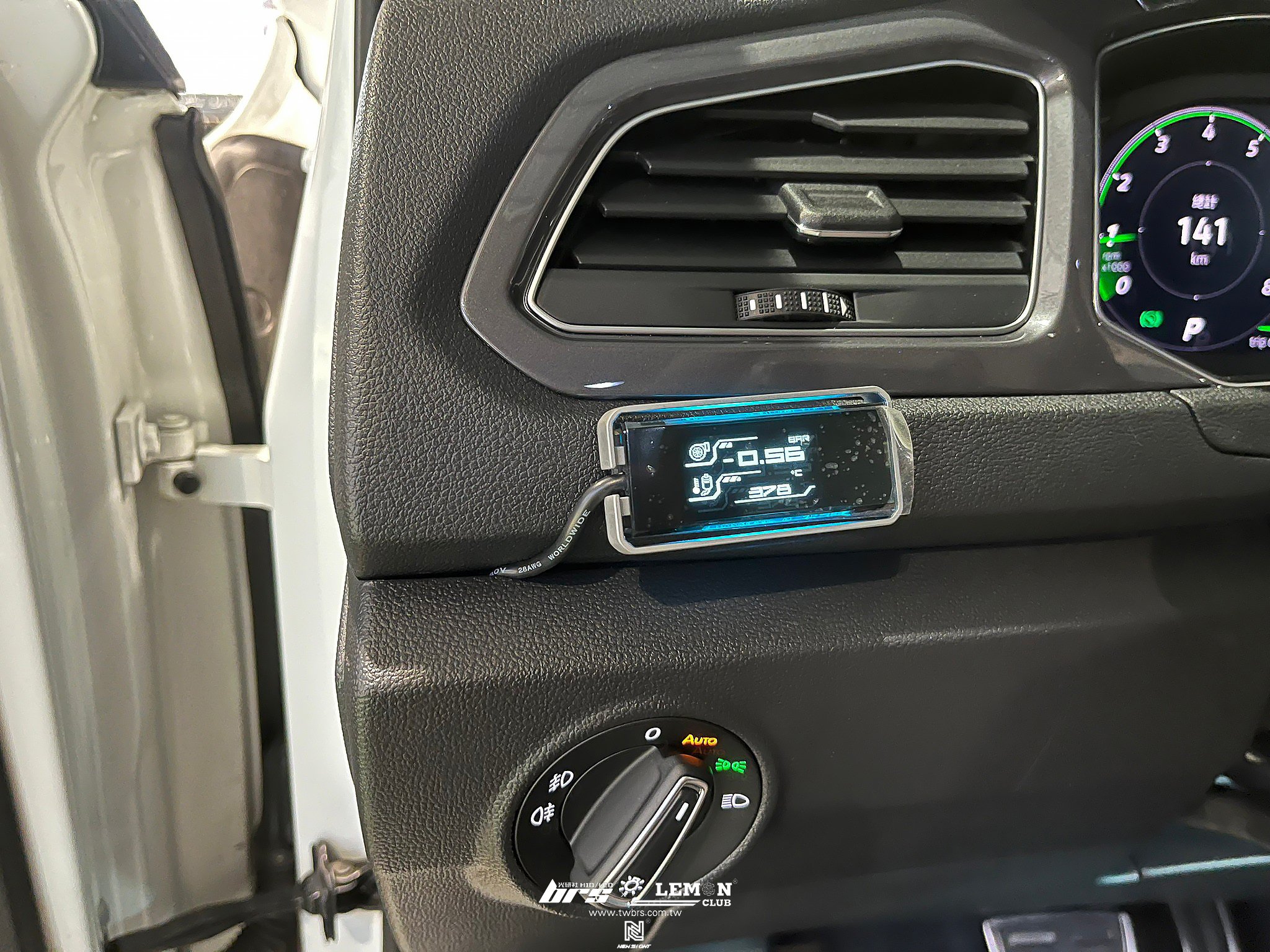 Volkswagen T-ROC 安裝 Shadow多功能顯示器+類MAX後下擾流+Highlight SS款(高階款) 6500K LED(霧燈)