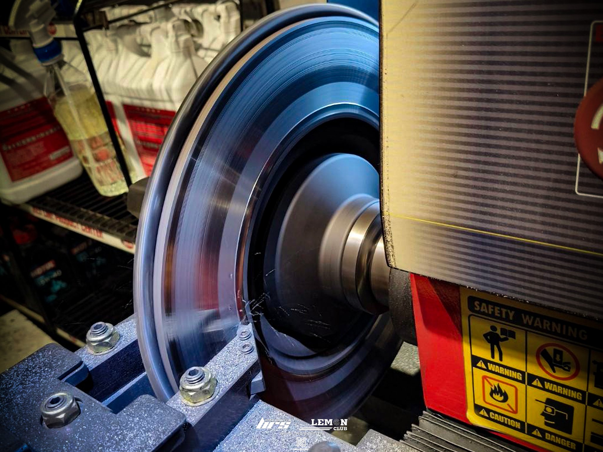 Skoda Superb 安裝 前後Brembo來令片(紅皮)+韓國VARTA LN3 70AH電瓶更換+前碟盤平面車削+飛準輪胎FK ZE310 215／55／17+HUNTER 3D電腦四輪定位