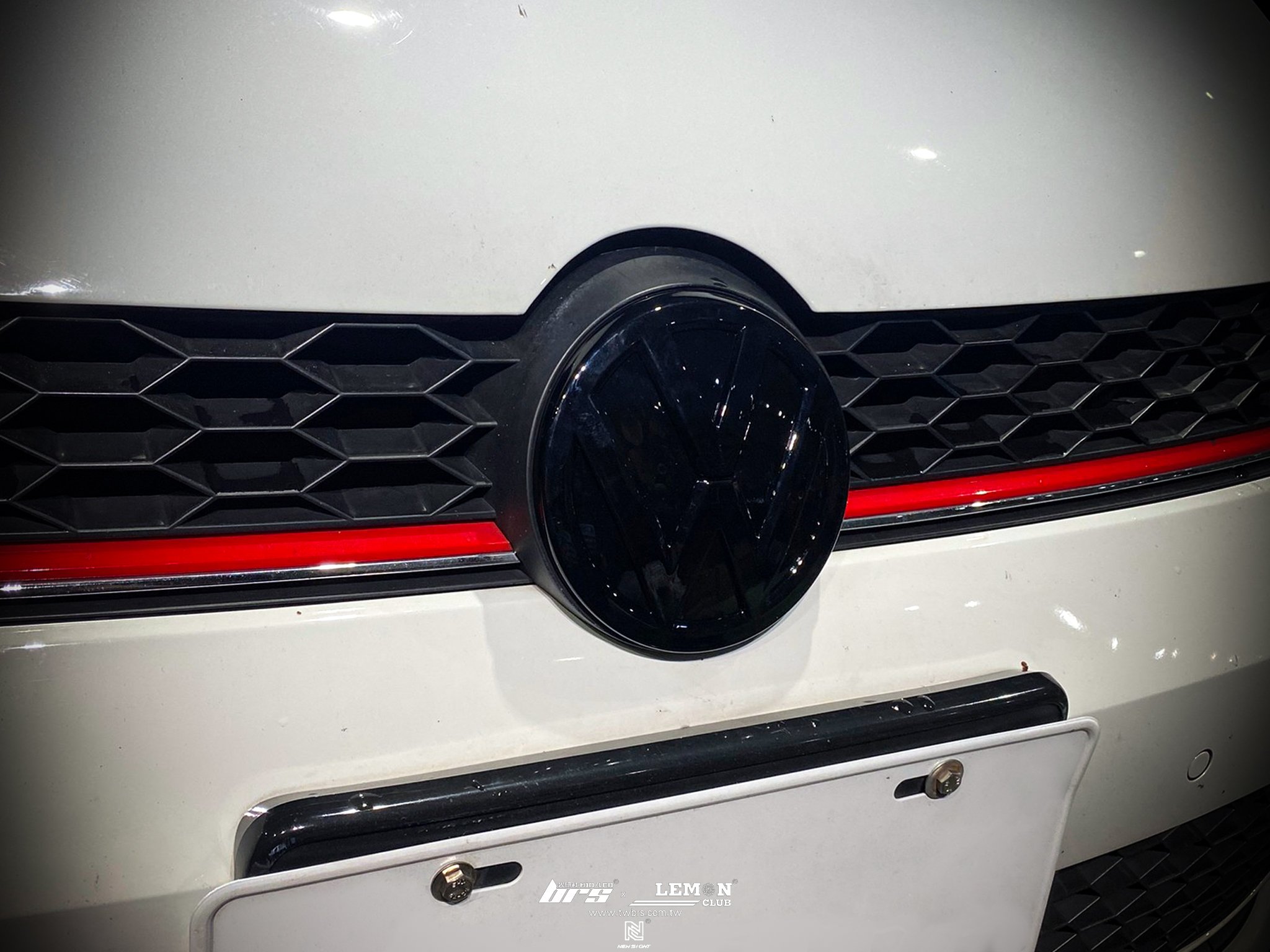 Volkswagen Golf 7 安裝 亮黑水箱罩廠徽