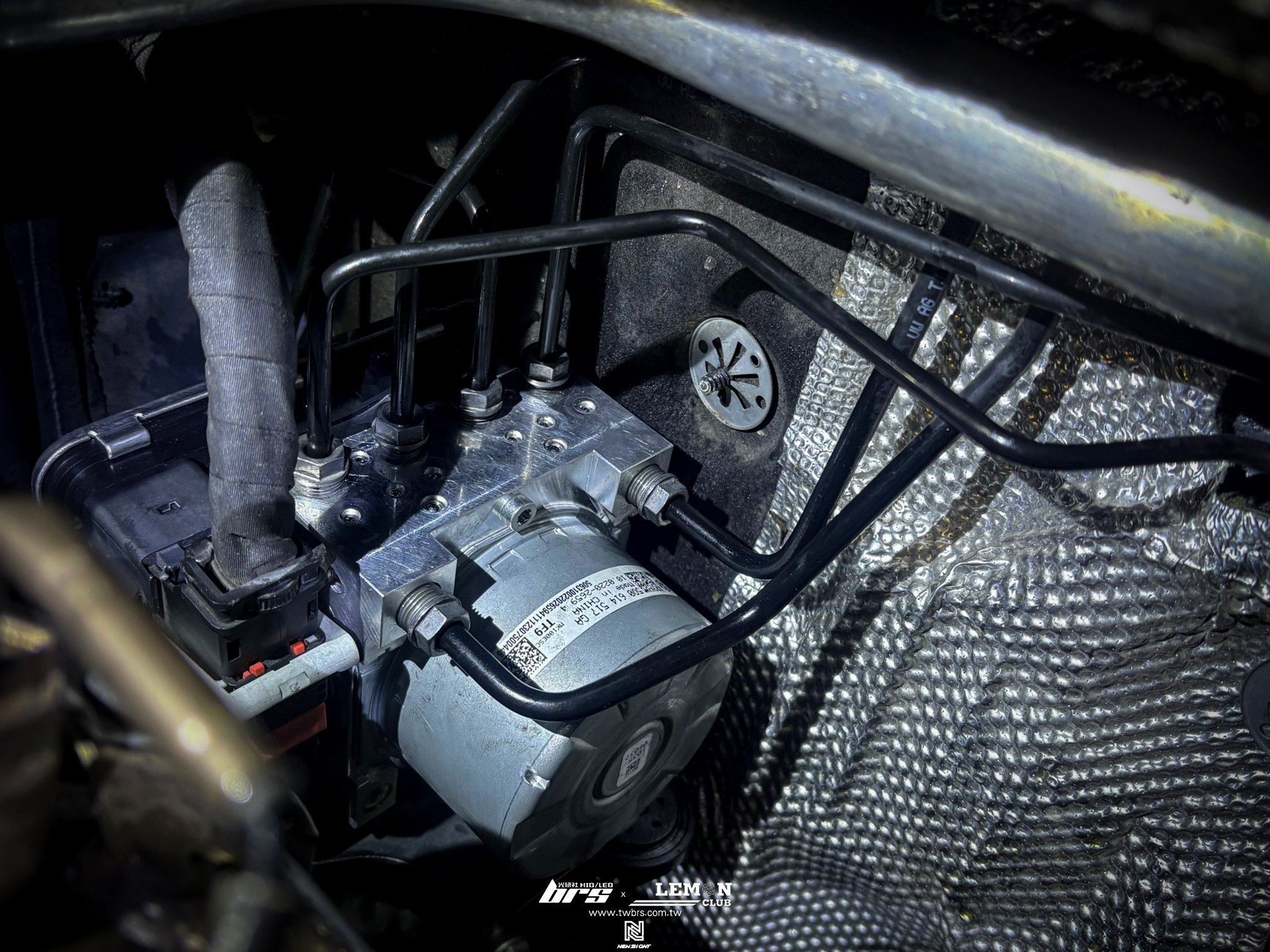 Volkswagen Touran TDI 安裝 德國Rheinol萊茵機油5W30更換+原廠機油芯更換+原廠洩油螺絲+墊片更換+ABS總泵更換+DOT4號剎車油更換+後煞車油管更換