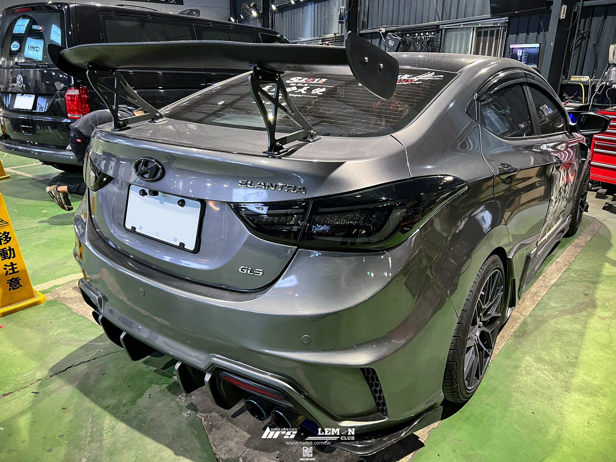 Hyundai Elantra 安裝 燻黑LED流水款尾燈