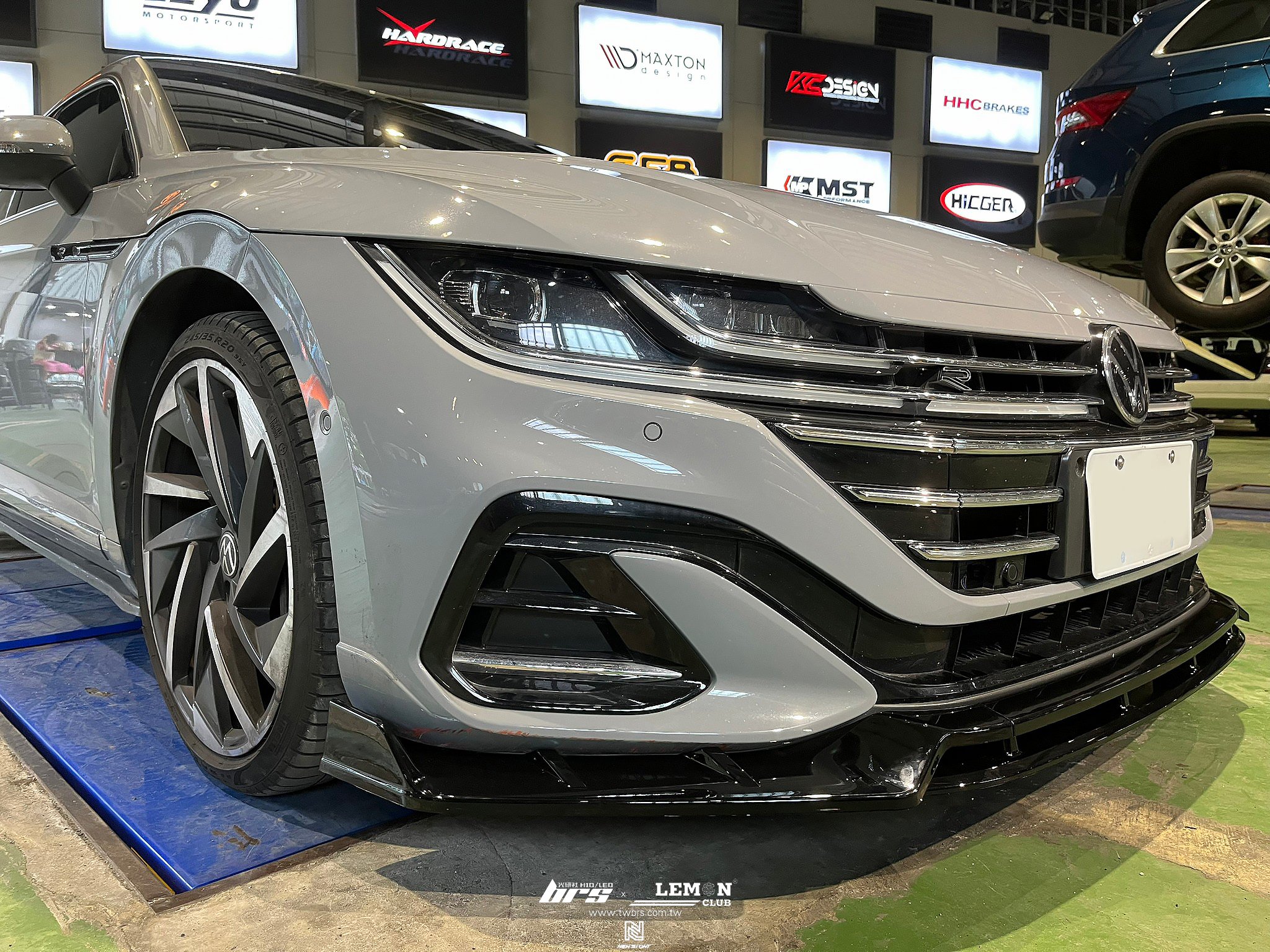 Volkswagen Arteon 安裝 R-Line 21年式四件式前下巴