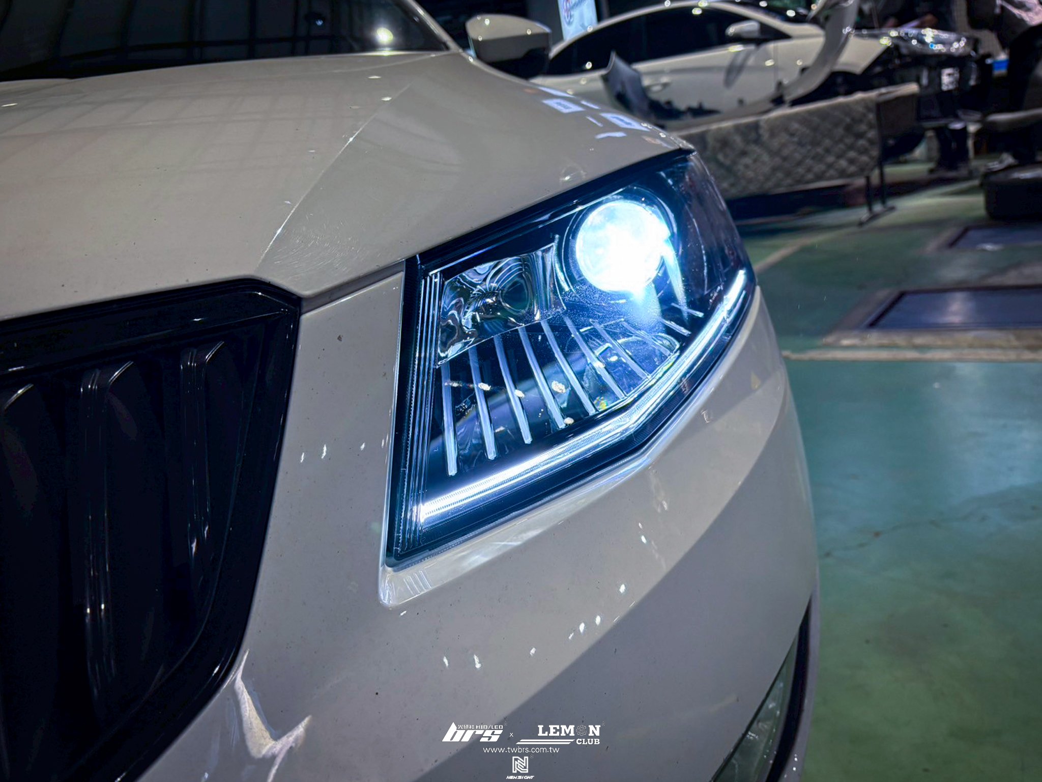 Skoda Octavia  MK3 安裝 類RS魚眼大燈總成