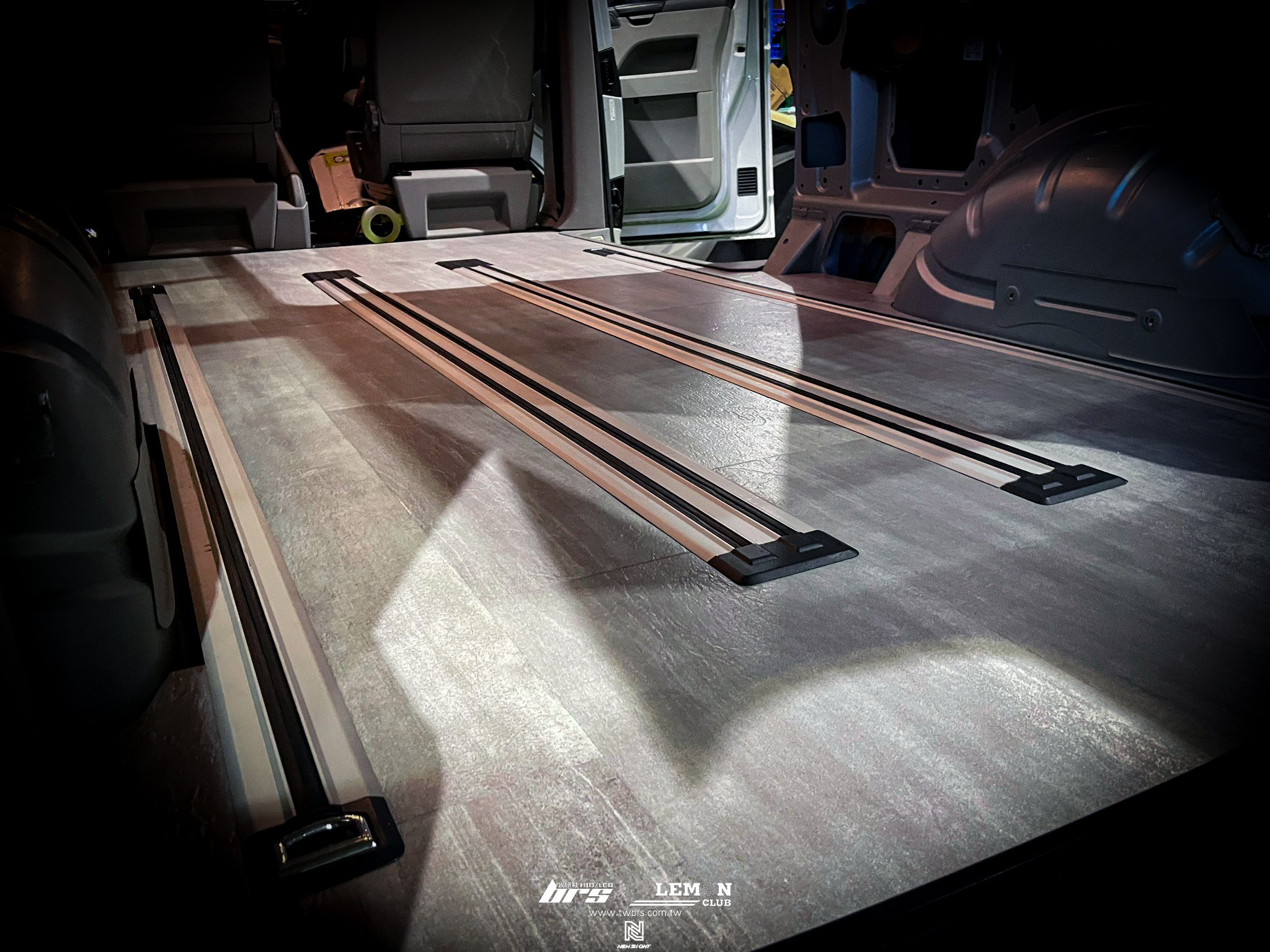 Volkswagen T5 Caravelle 安裝 原車地板架高+原廠multivan軌道組+全車底板制震隔音+3mm 55條 超耐磨仿實木塑膠地板