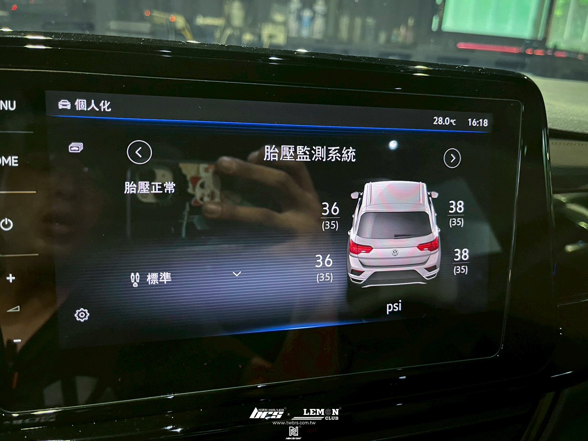 Volkswagen T-ROC R 安裝 原廠直接式胎壓系統搭配ORO金屬黑氣嘴+尾箱燈