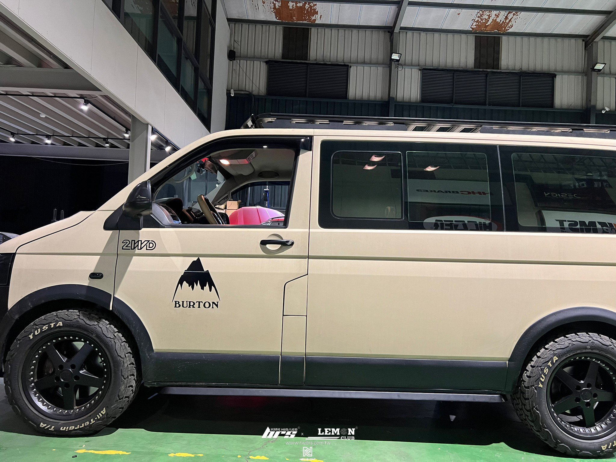 Volkswagen T5 安裝 英國風梯形側邊防撞桿+魚眼大燈總成