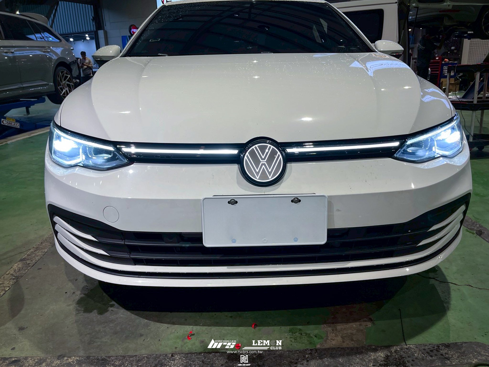 Volkswagen Golf 8 安裝 發光廠徽+副廠銀線水箱罩日行燈
