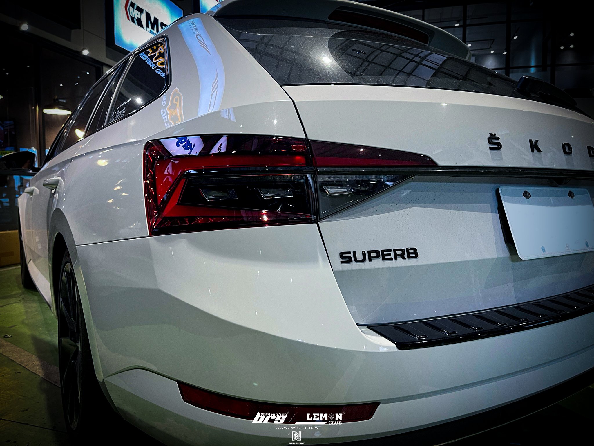 Skoda Superb 安裝 左後原廠流水LED尾燈+後保桿補土烤漆