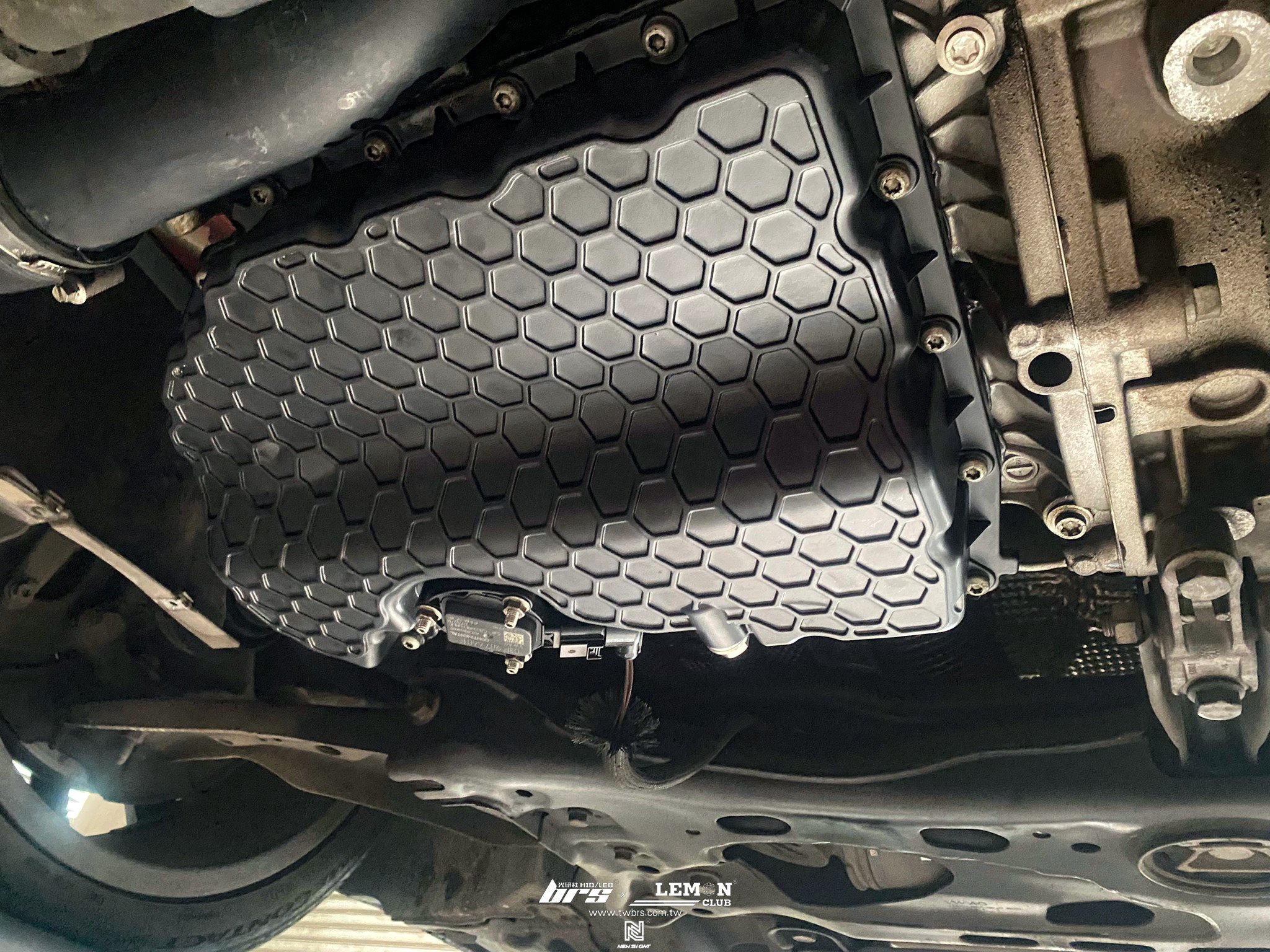 Skoda Octavia 保養 原廠機油芯+油位感知器墊圈更換+EA888鋁合金原廠型油底殼更換