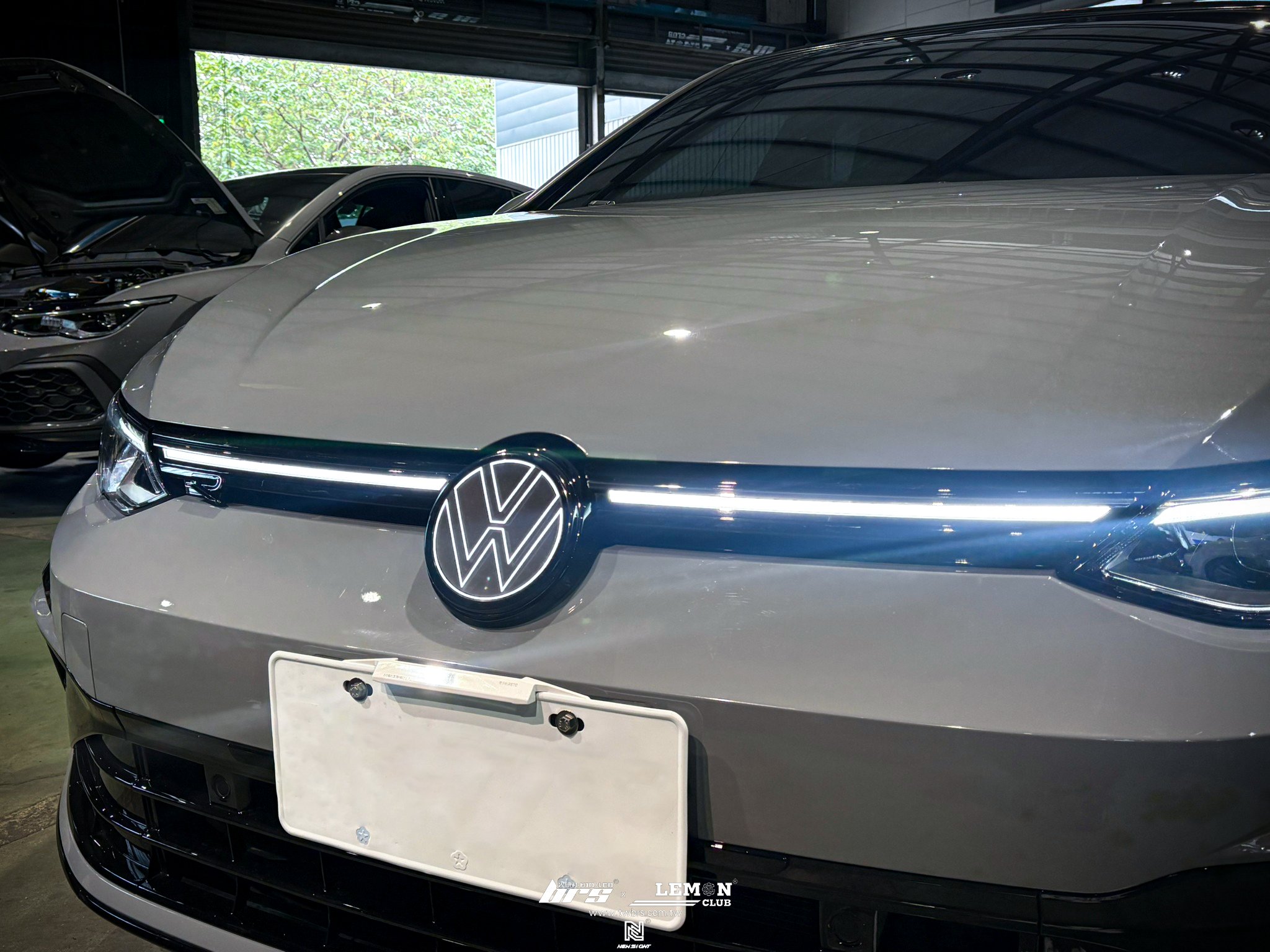 Volkswagen Golf 8 安裝 發光廠徽