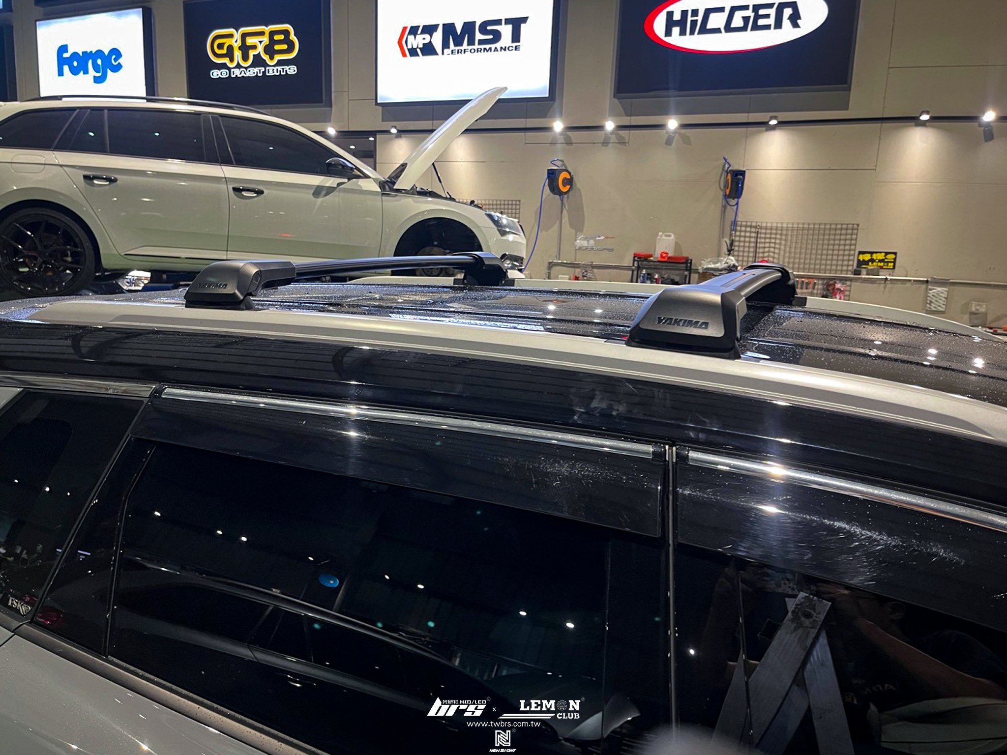 Nissan X-Trail 安裝 YAKIMA 包覆式橫桿+YAKIMA 腳座套件+YAKIMA 防盜鎖