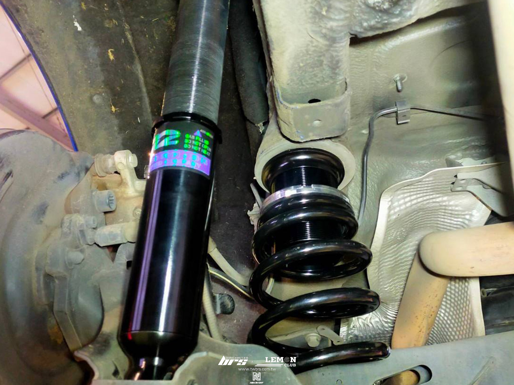 Skoda Octavia 安裝 D2道路版高低軟硬桶身可調避震器+後座USB充電座+後保桿+HUNTER 3D電腦四輪定位