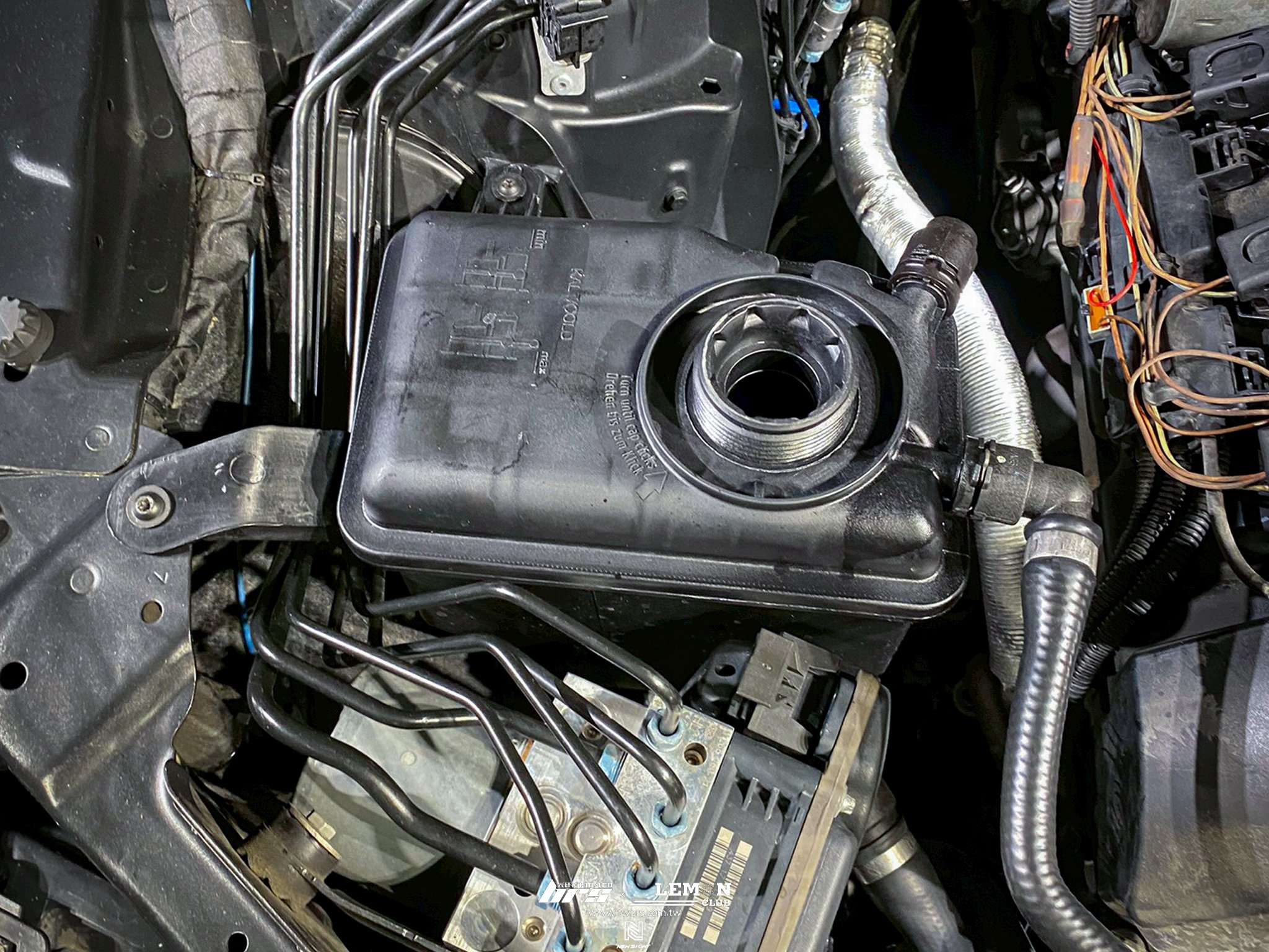 BMW E50 523i 保養 副水桶更換+原廠水箱精更換