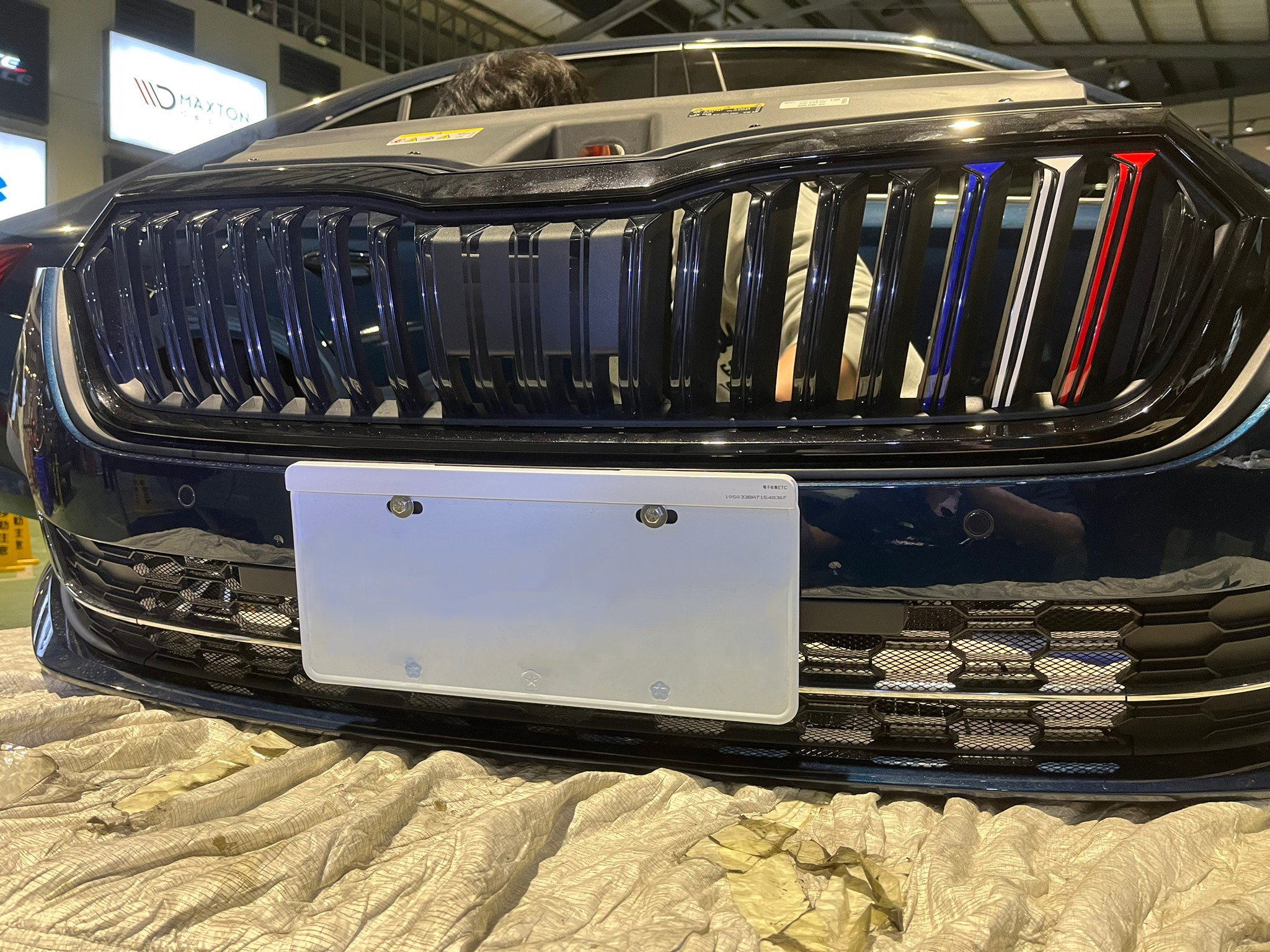 Skoda Octavia 安裝 水箱罩黑框+保桿防跳石網