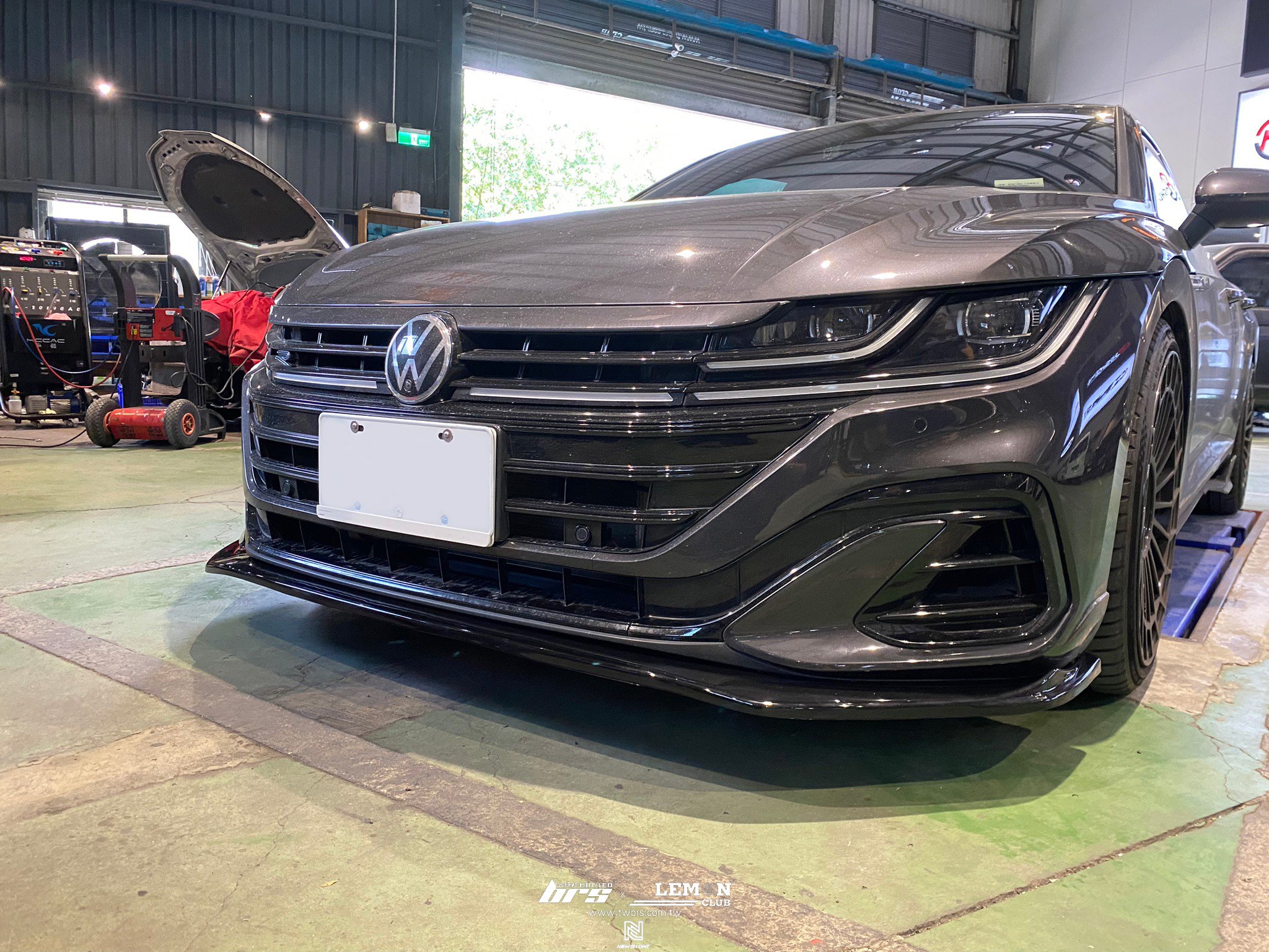 Volkswagen Arteon R 安裝 類MAX前下巴