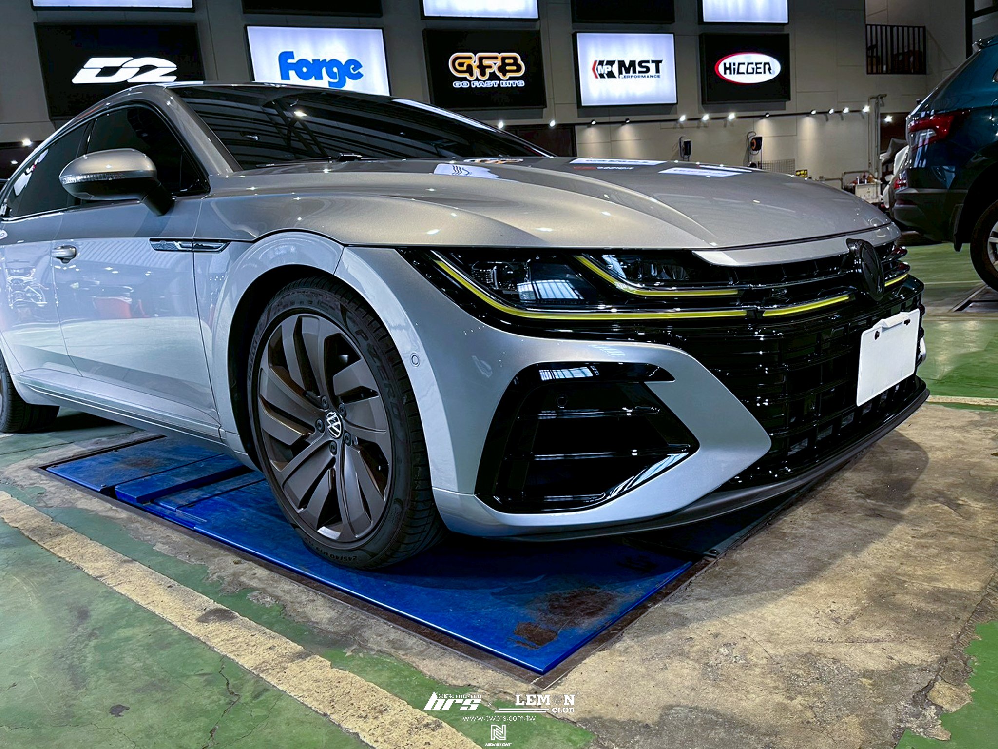 Volkswagen Arteon 安裝 Arteon R 副廠前保桿+後下擾流含四出尾飾管