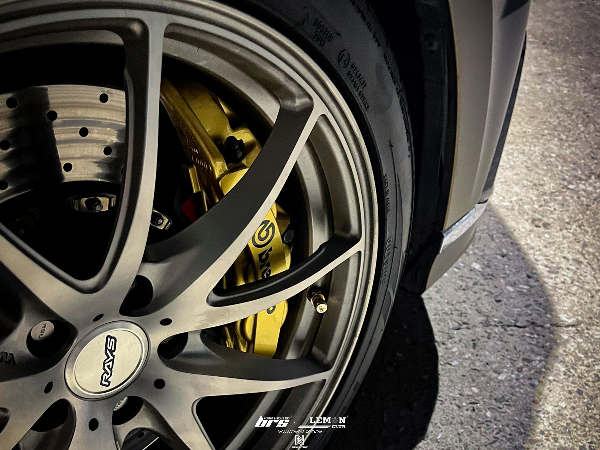 Volkswagen Passat 安裝 前Brembo來令片(紅皮)
