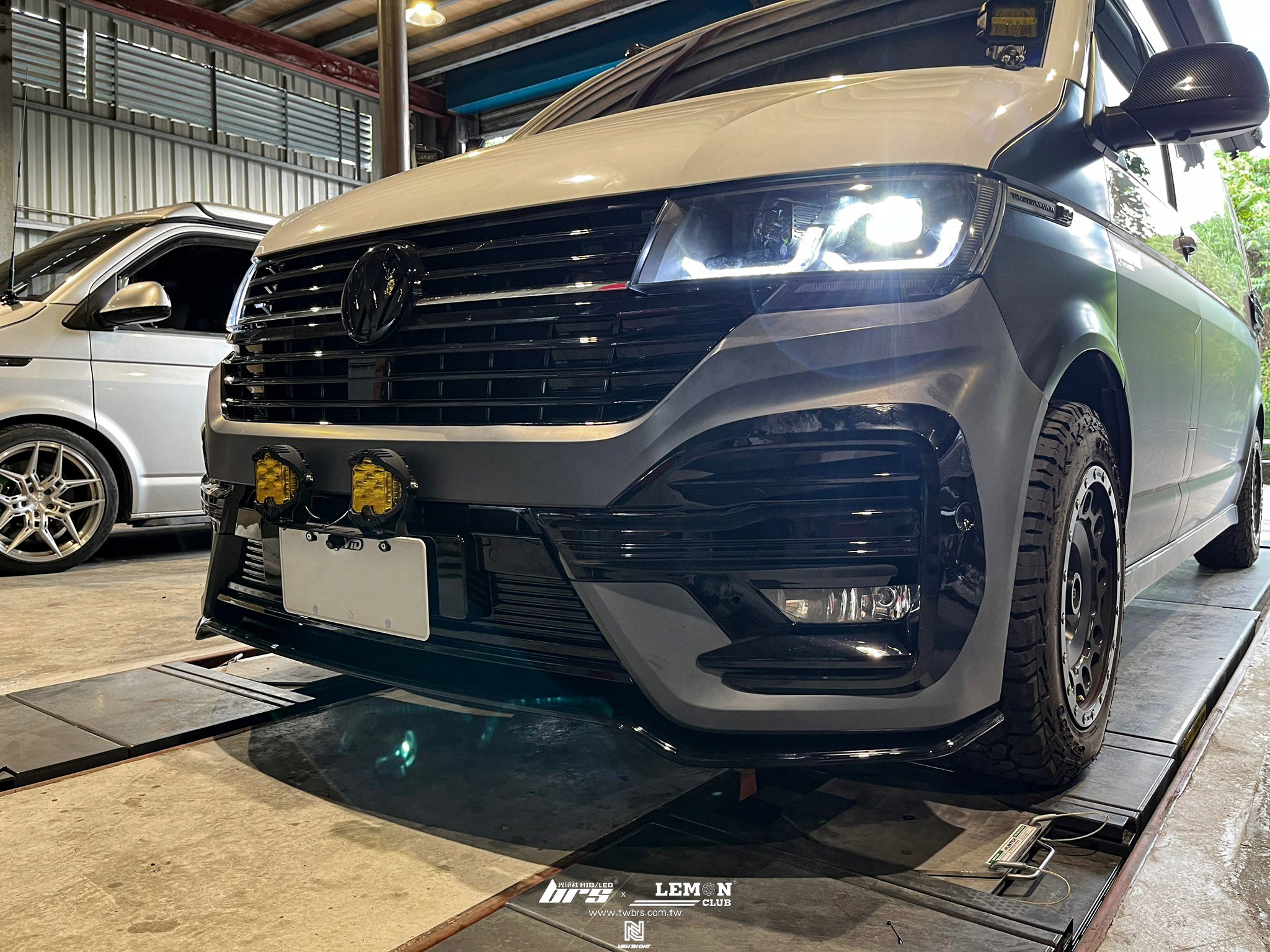 Volkswagen T6 安裝 T6.1 LV-R 前保桿+前下巴