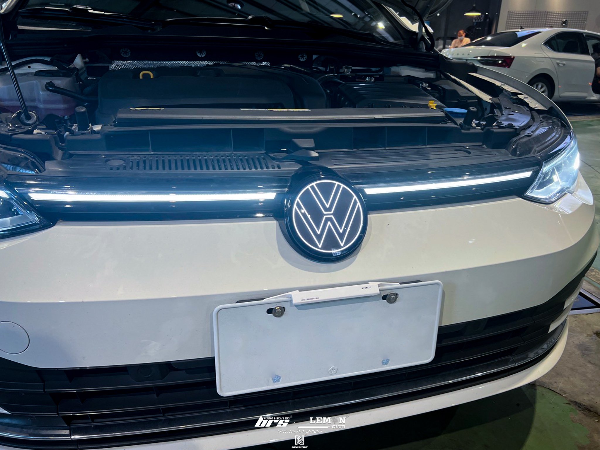 Volkswagen Golf 8 安裝 發光廠徽