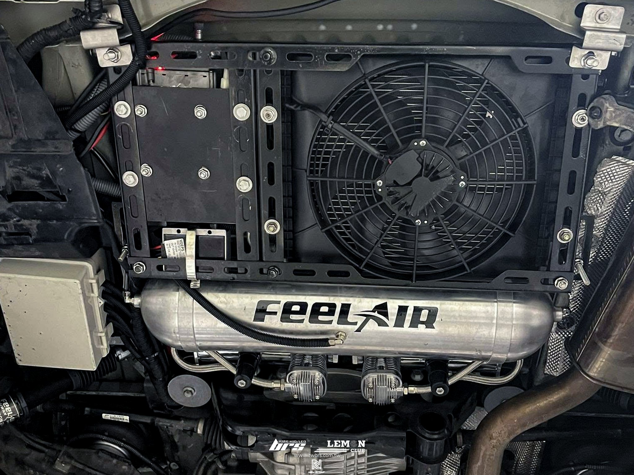 Volkswagen T6.1 Coast 安裝 LV-R空力套件+英國風梯形側桿+英國風尾翼+Feelair氣壓避震器+掀頂燈條+原廠車道保持系統加裝