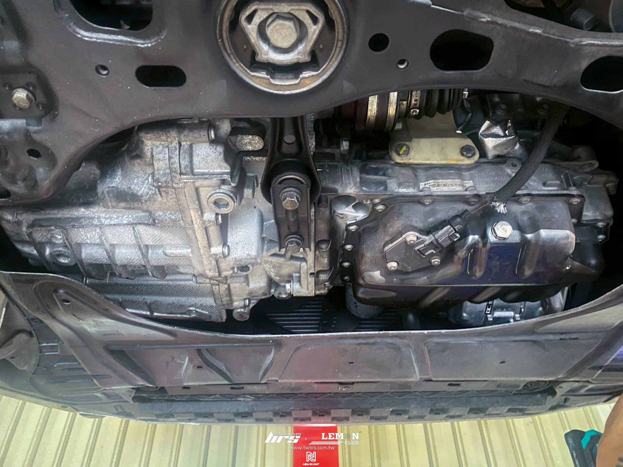 Skoda Octavia 安裝 乾式變速箱7速DQ200改濕式變速箱6速DQ250+HUNTER 3D電腦四輪定位