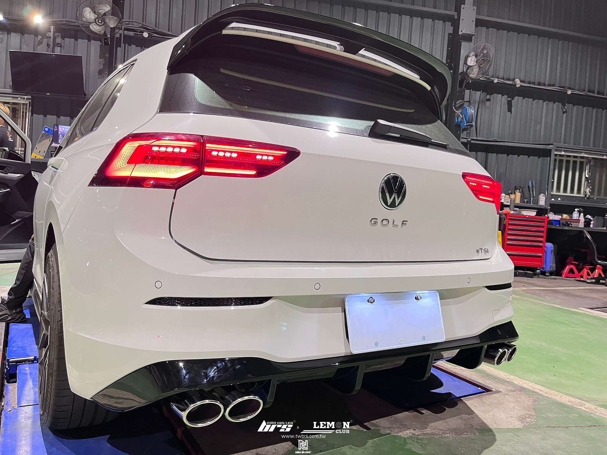 Volkswagen Golf 8 安裝 靜音型四出尾桶+四出後下擾流+亮黑蜂巢反光片
