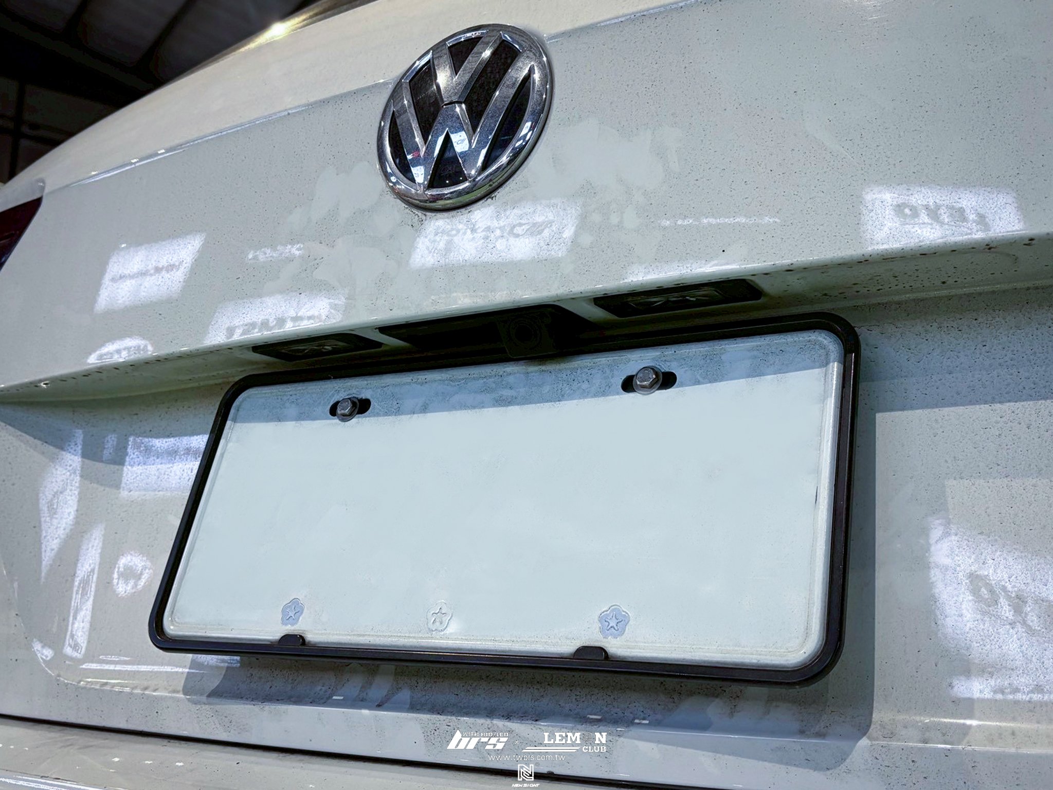 Volkswagen New Tiguan 安裝 把手式倒車顯影鏡頭(軌跡版)