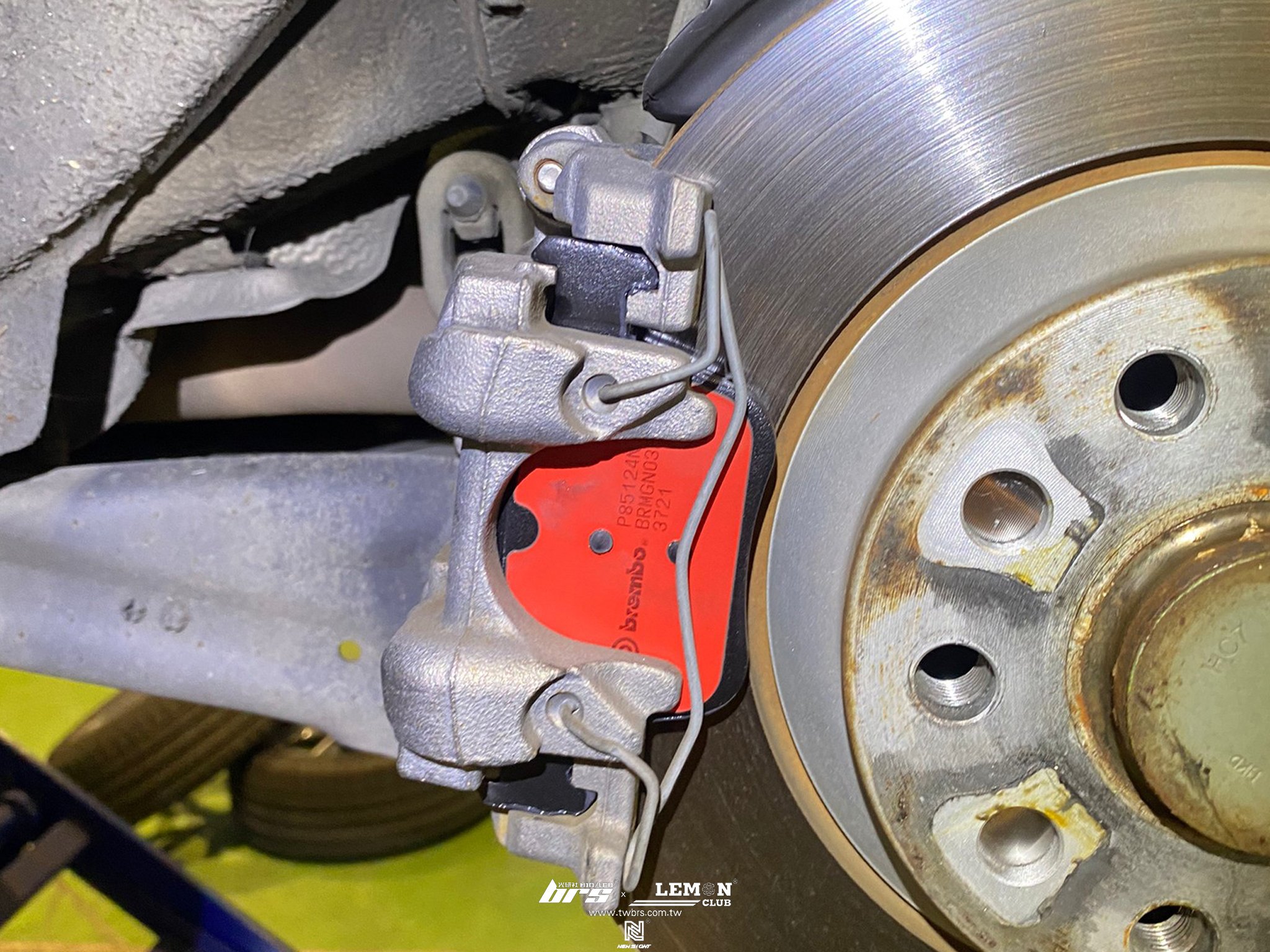 Skoda Superb 安裝 VARTA 70AH 電瓶+前後Brembo來令片(紅皮)