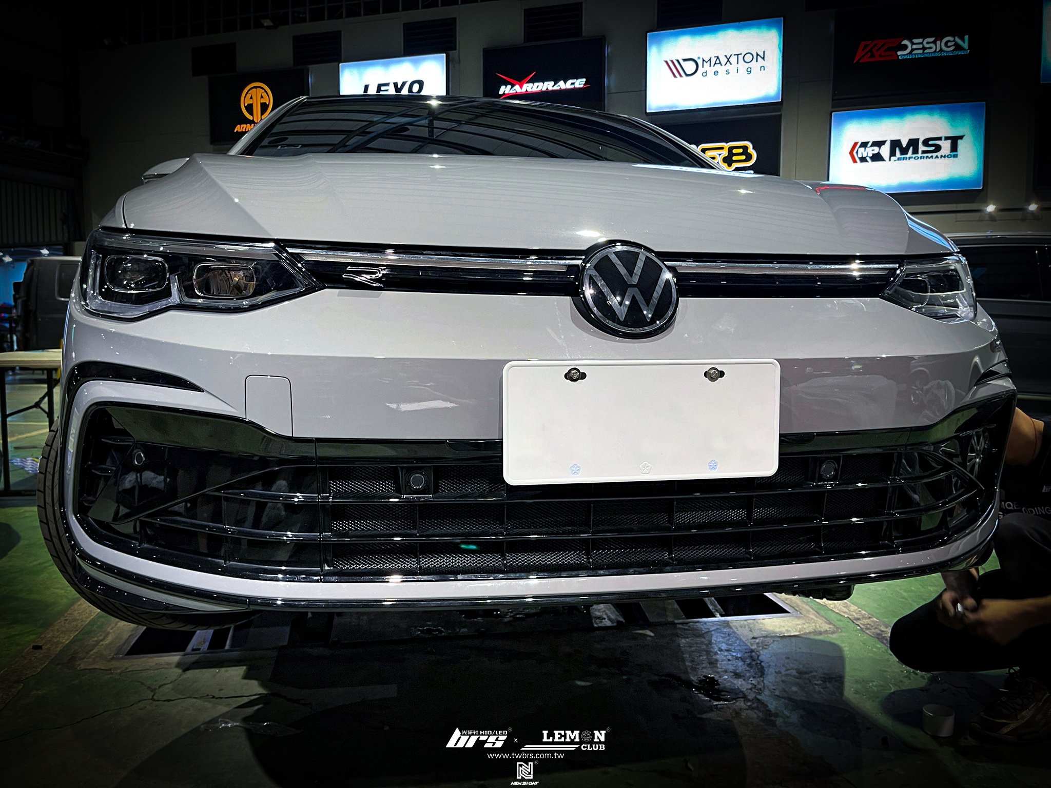 Volkswagen Golf 8 R-Line 安裝 保桿防跳石網