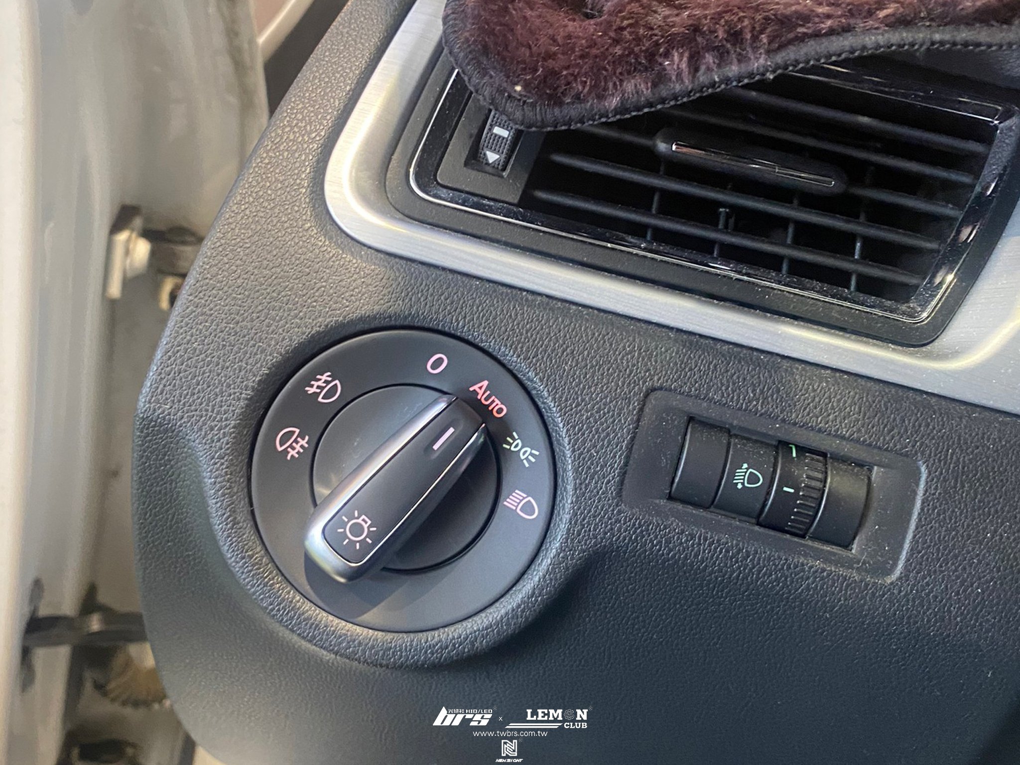 Skoda Rapid 安裝 自動大燈開關模組