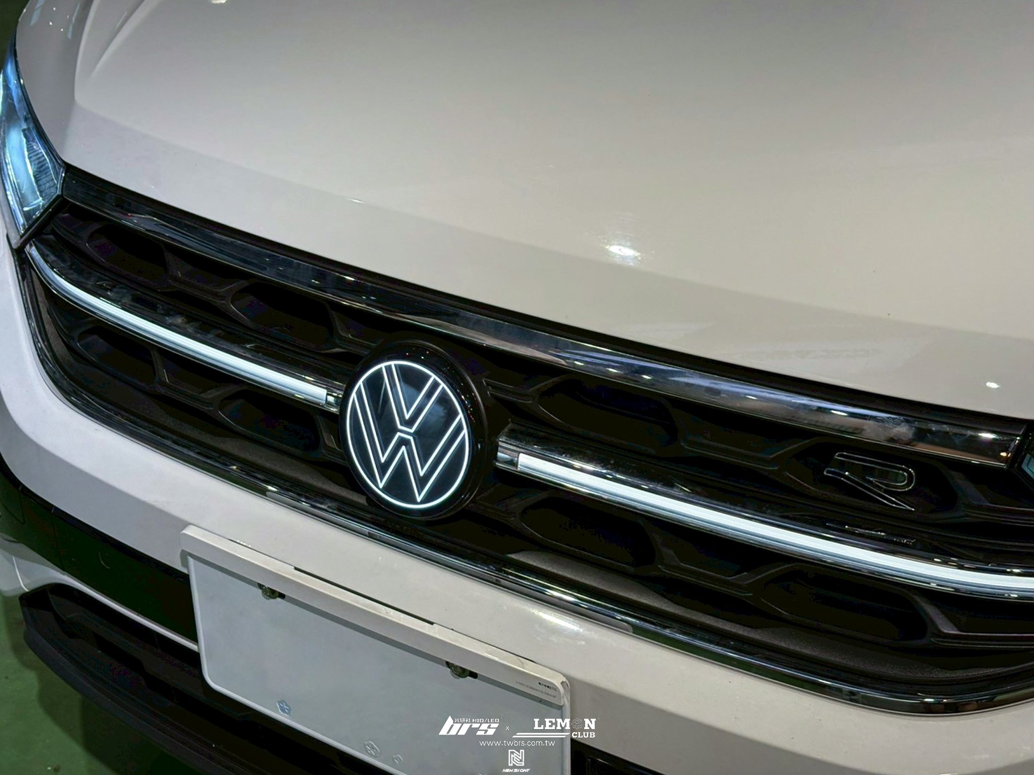 Volkswagen T-Roc 安裝 發光廠徽