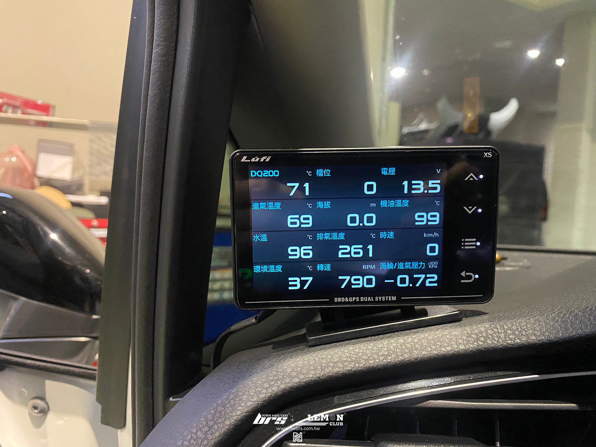 Volkswagen Touran 安裝 Leyo排檔頭+LUFI多功能顯示器(三代)