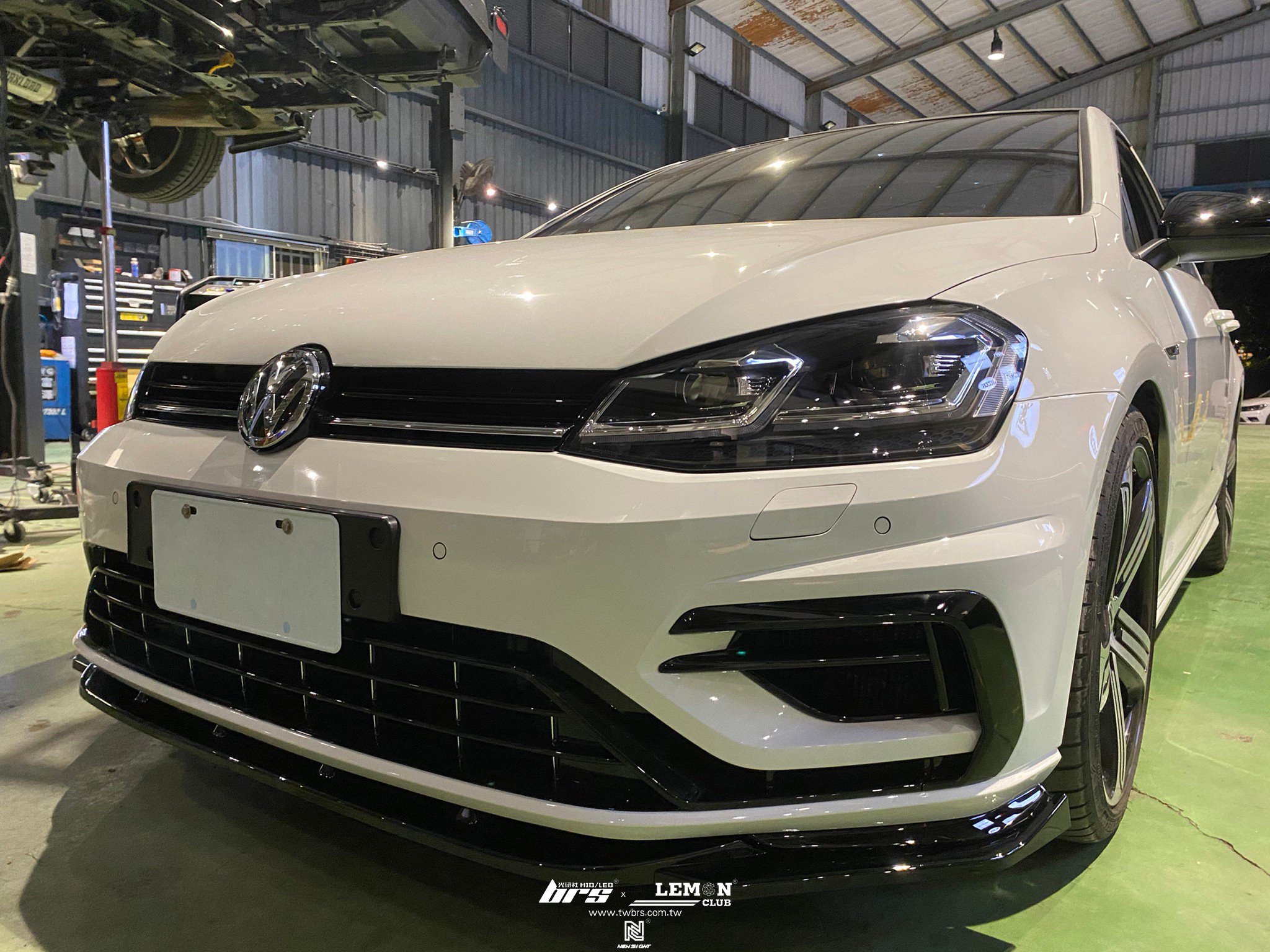 Volkswagen Golf 7 R 安裝 7改7.5銀線魚眼大燈總成+D2H 6500K 高階款LED+7改7.5前保桿+7.5R三件式前下巴+原廠鋼琴烤漆後視鏡蓋+後視鏡流水方向燈+副廠7R側裙