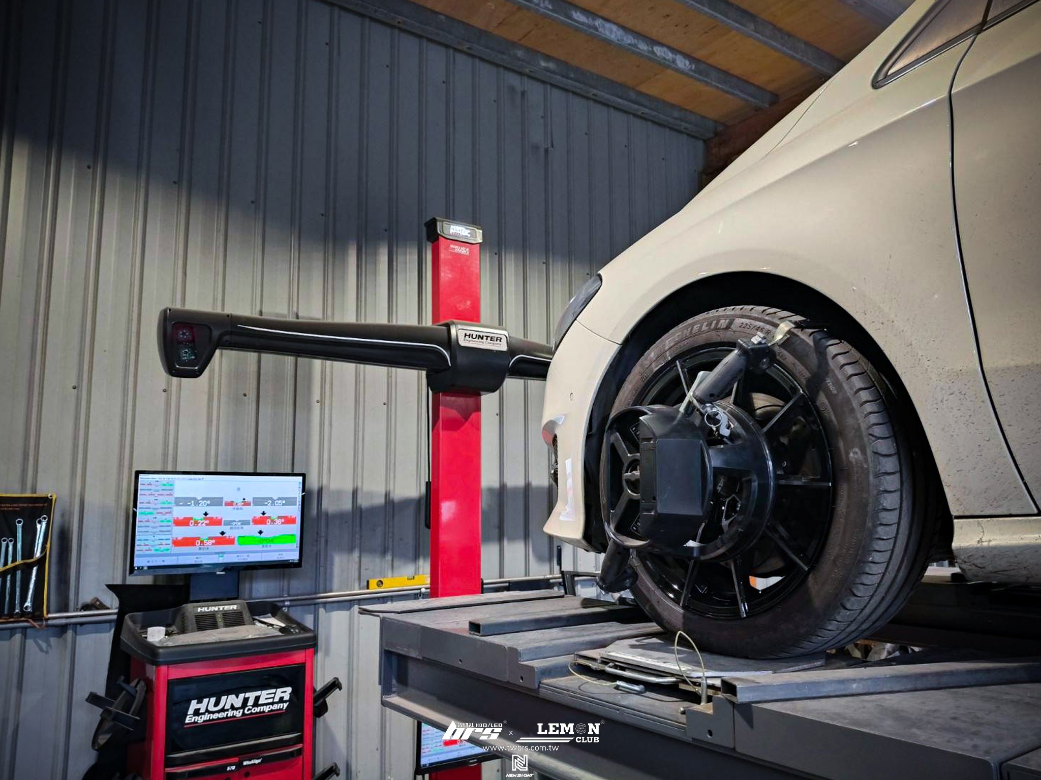 Benz B200 安裝 AVAS 17吋鋁圈+HUNTER 3D電腦四輪定位