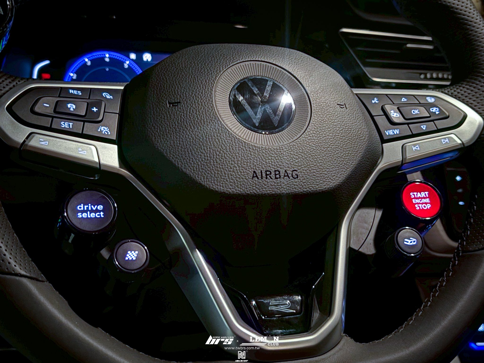 Volkswagen Touran 安裝 多功能方向盤帶換檔撥片+R8方向盤啟動按鍵+Tiguan排檔頭+原廠21年式方向盤氣囊