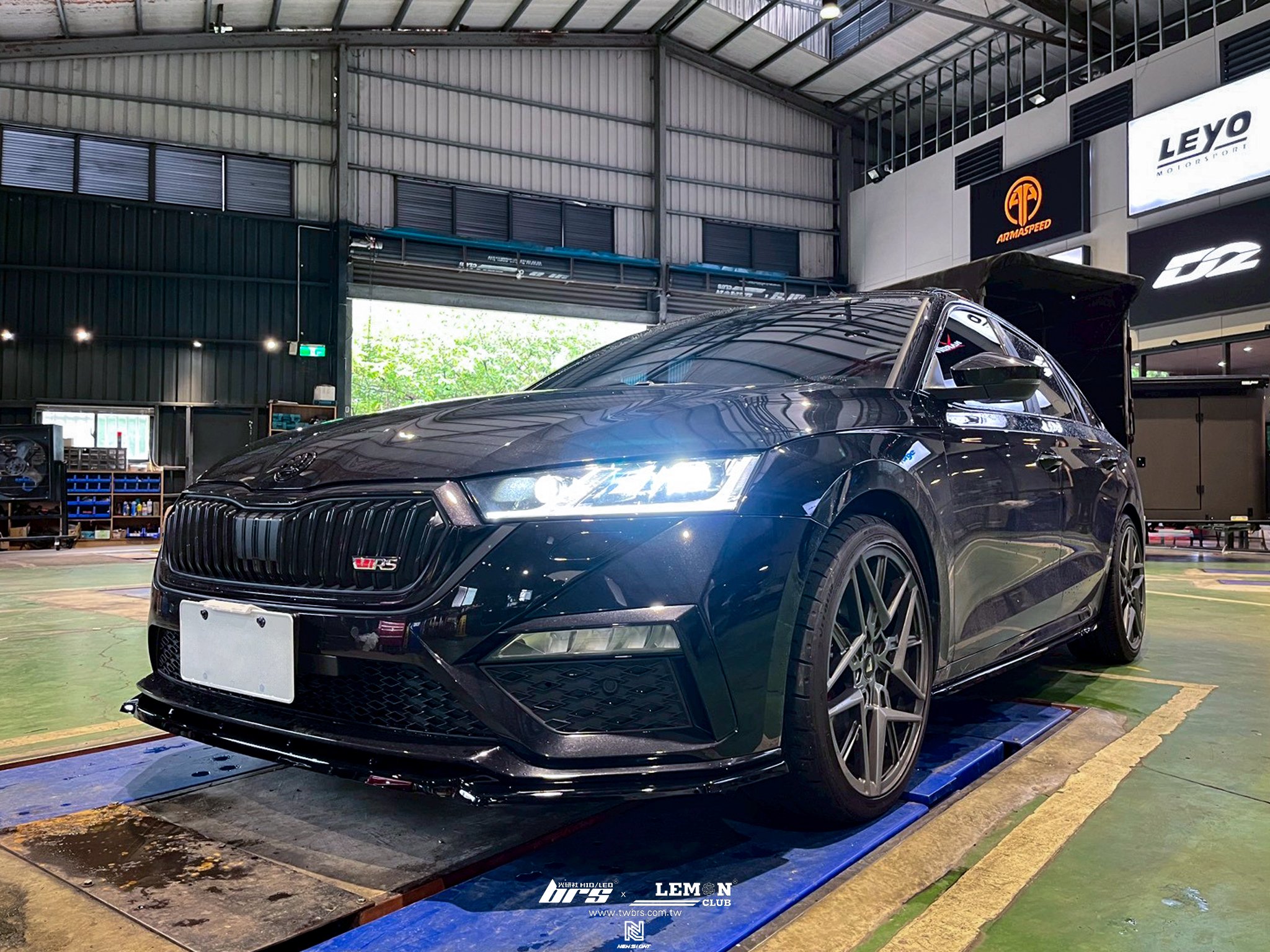 Skoda Octavia MK4 RS 安裝 引擎前下護板+類MAX前下巴-V3+類MAX側裙+類MAX鴨尾