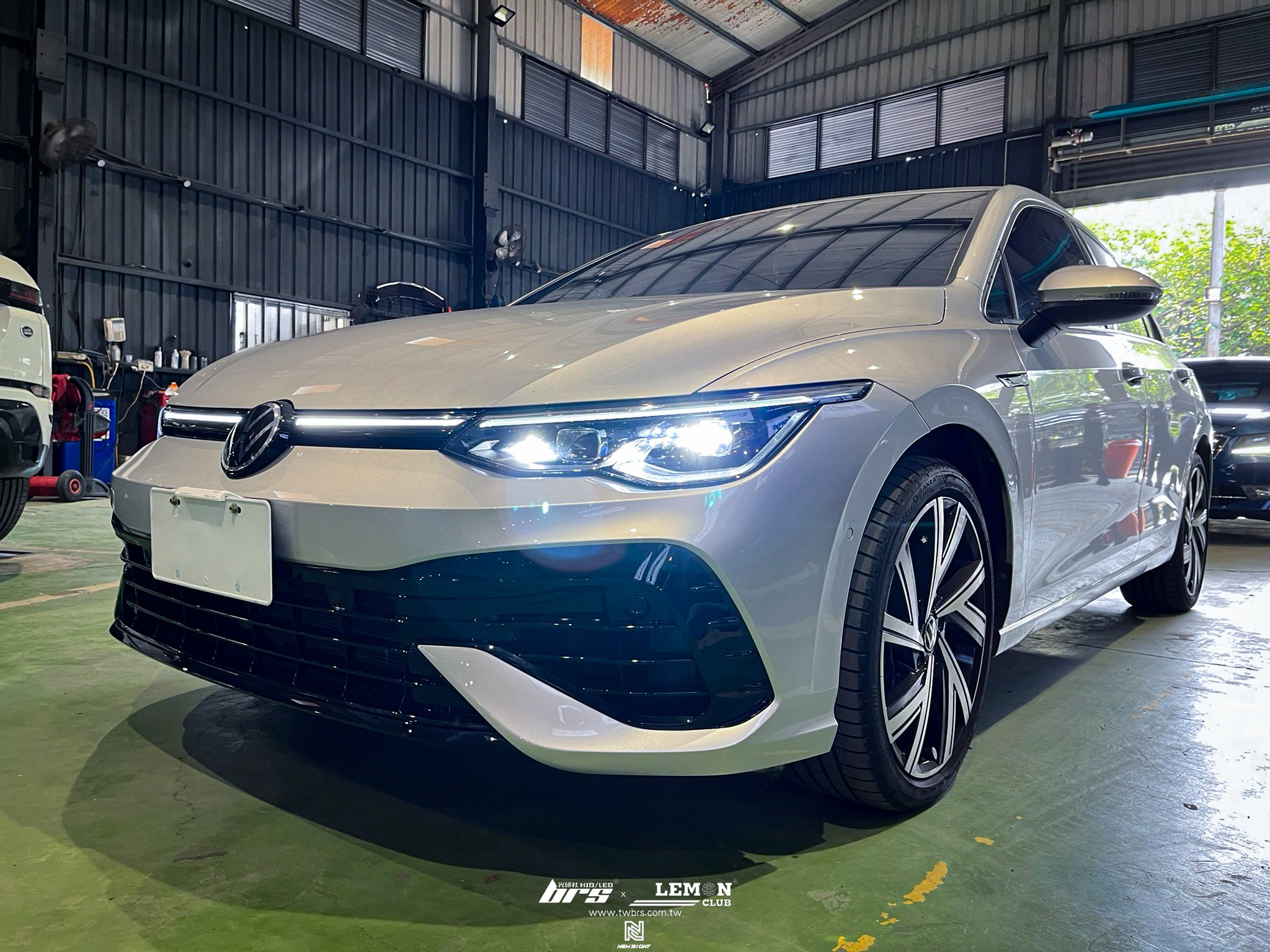 Volkswagen Golf 8 安裝 Golf 8 R 副廠前保桿+銀線水箱罩含連貫式燈條