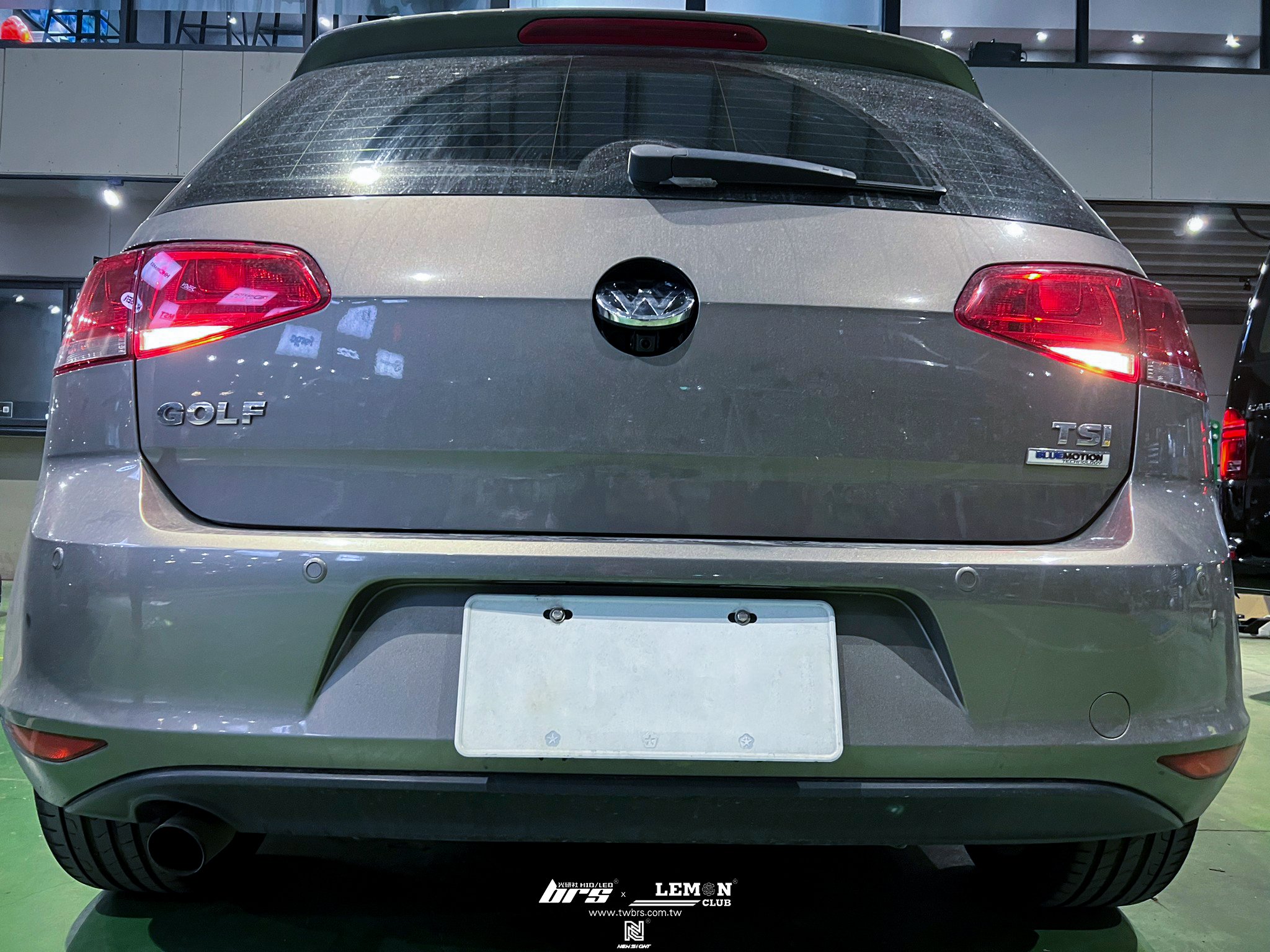 Volkswagen Golf 7 安裝 倒車翻蓋顯影鏡頭(無軌跡版)