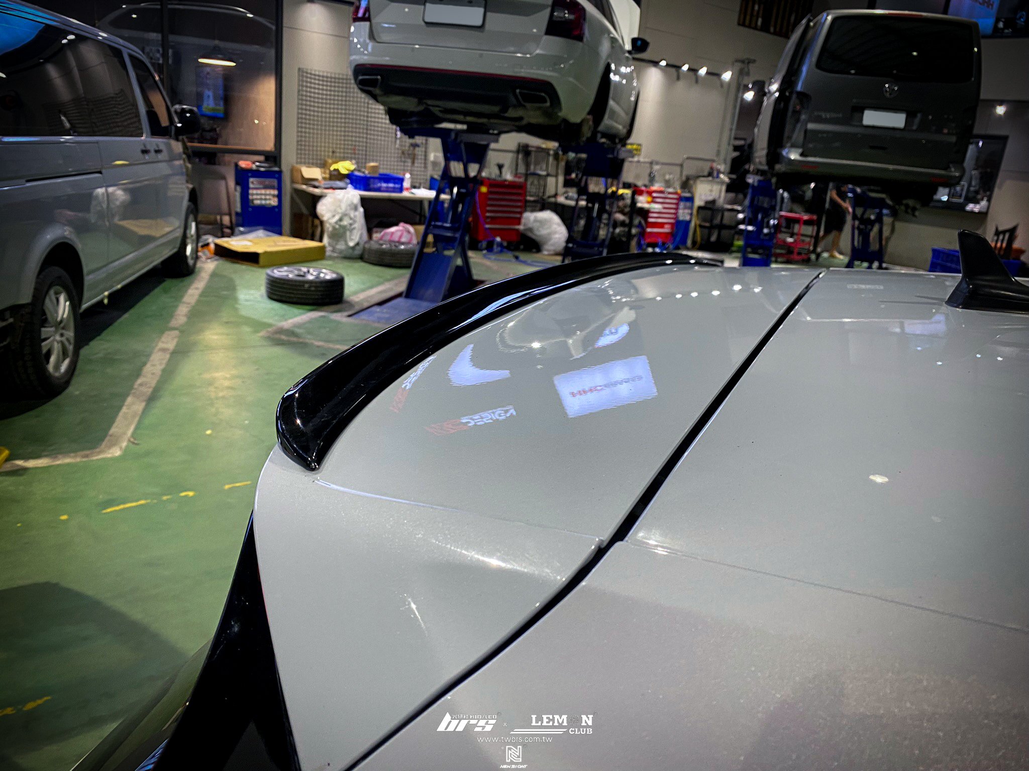 Volkswagen Golf 7.5 GTI 安裝 原廠鋼琴烤漆後視鏡蓋+TCR副廠側裙+GTI專用TCR副廠尾翼