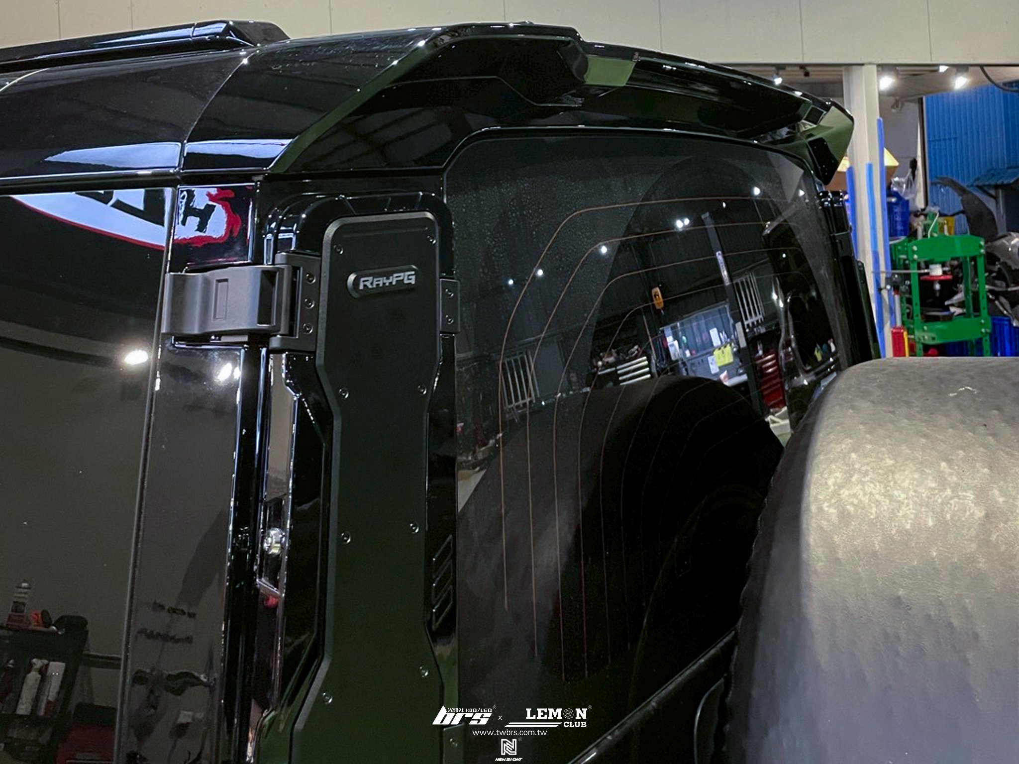 Land Rover Defender 安裝 改裝尾翼+亮黑版D柱儲物盒