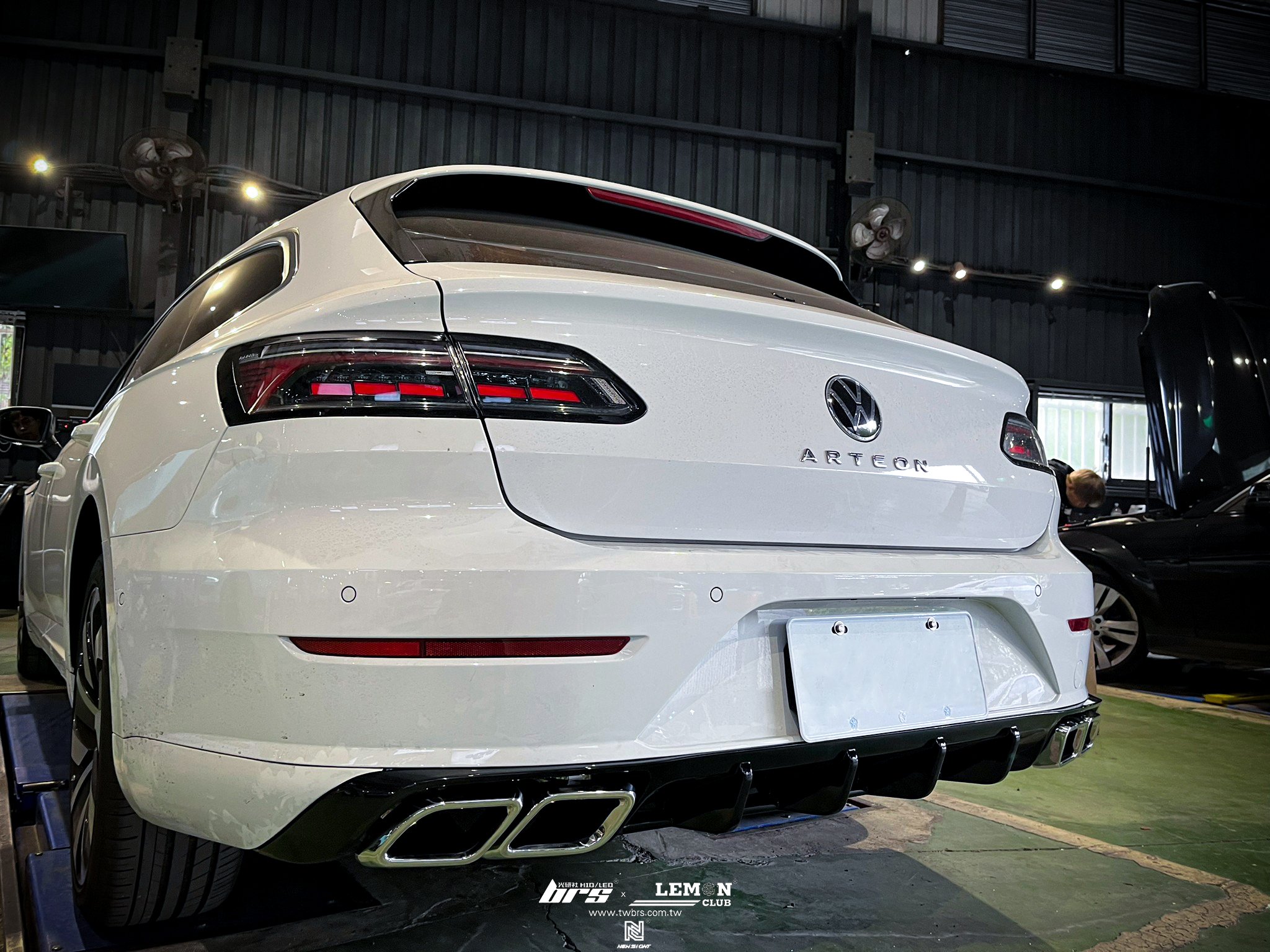 Volkswagen Arteon 安裝 後下擾流含四出尾飾管