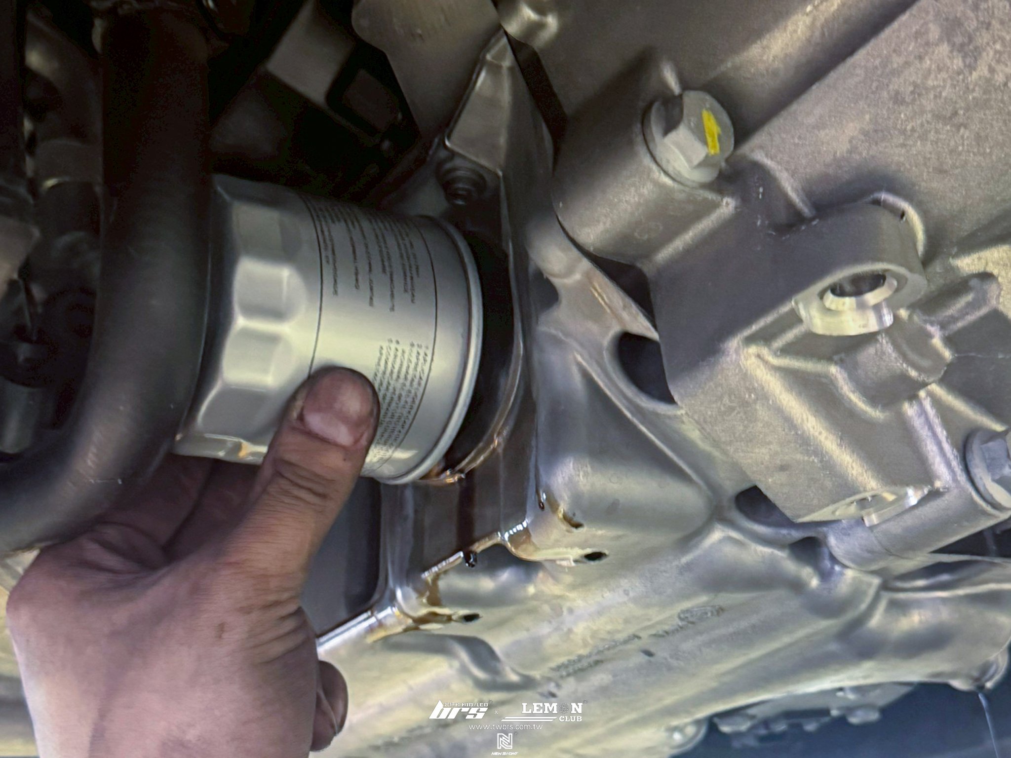 Skoda Octavia 保養 德國Rheinol萊茵機油5W30更換+原廠機油芯更換+原廠洩油螺絲+墊片更換