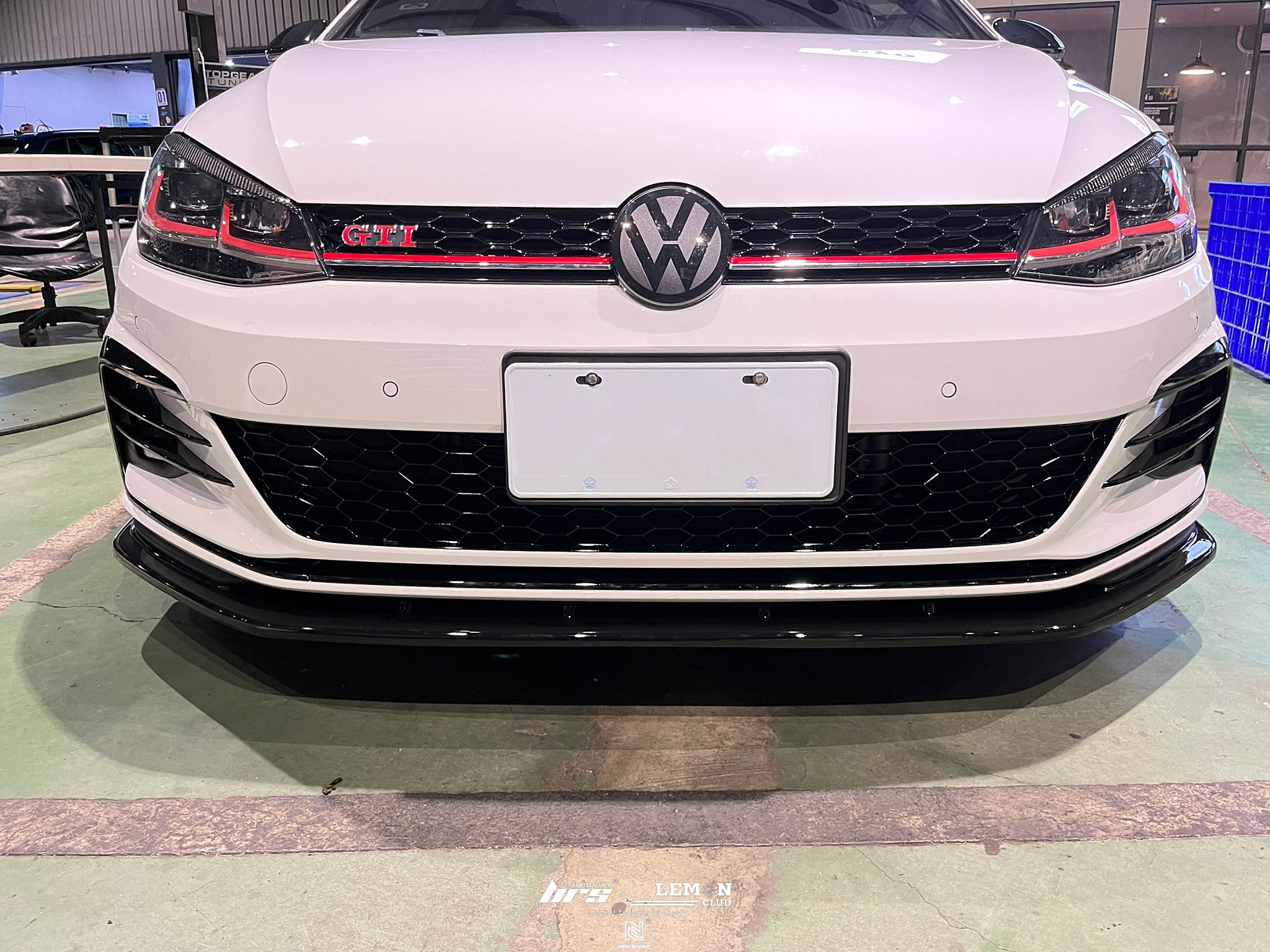 Volkswagen Golf 7.5 GTI 安裝 類MAX前下巴+前保桿夜色套件+蜂巢反光片+TCR副廠後下擾流