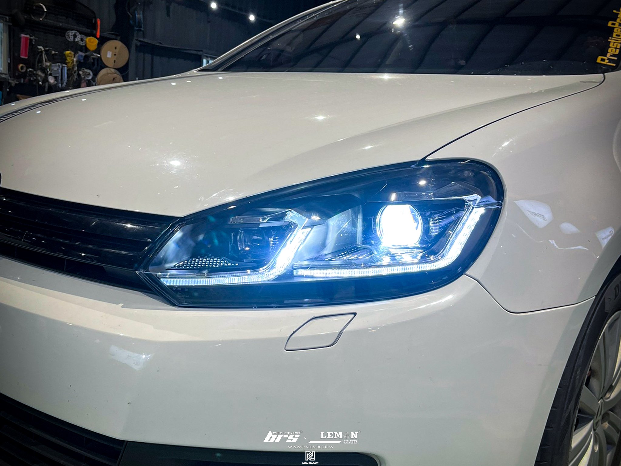 Volkswagen Golf 6 安裝 6改7.5式樣銀線魚眼大燈總成+HIGHLIGHT 高階款LED燈泡