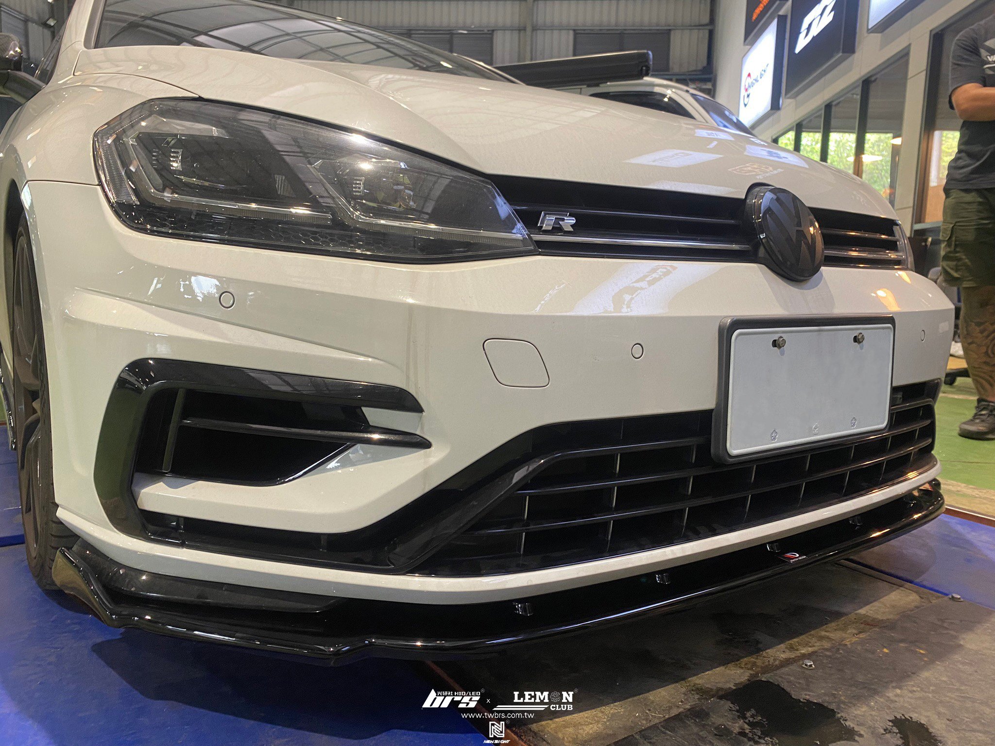 Volkswagen Golf 7.5 R 安裝 MAXTON側裙+MAXTON前下巴+水轉印碳纖維後視鏡蓋