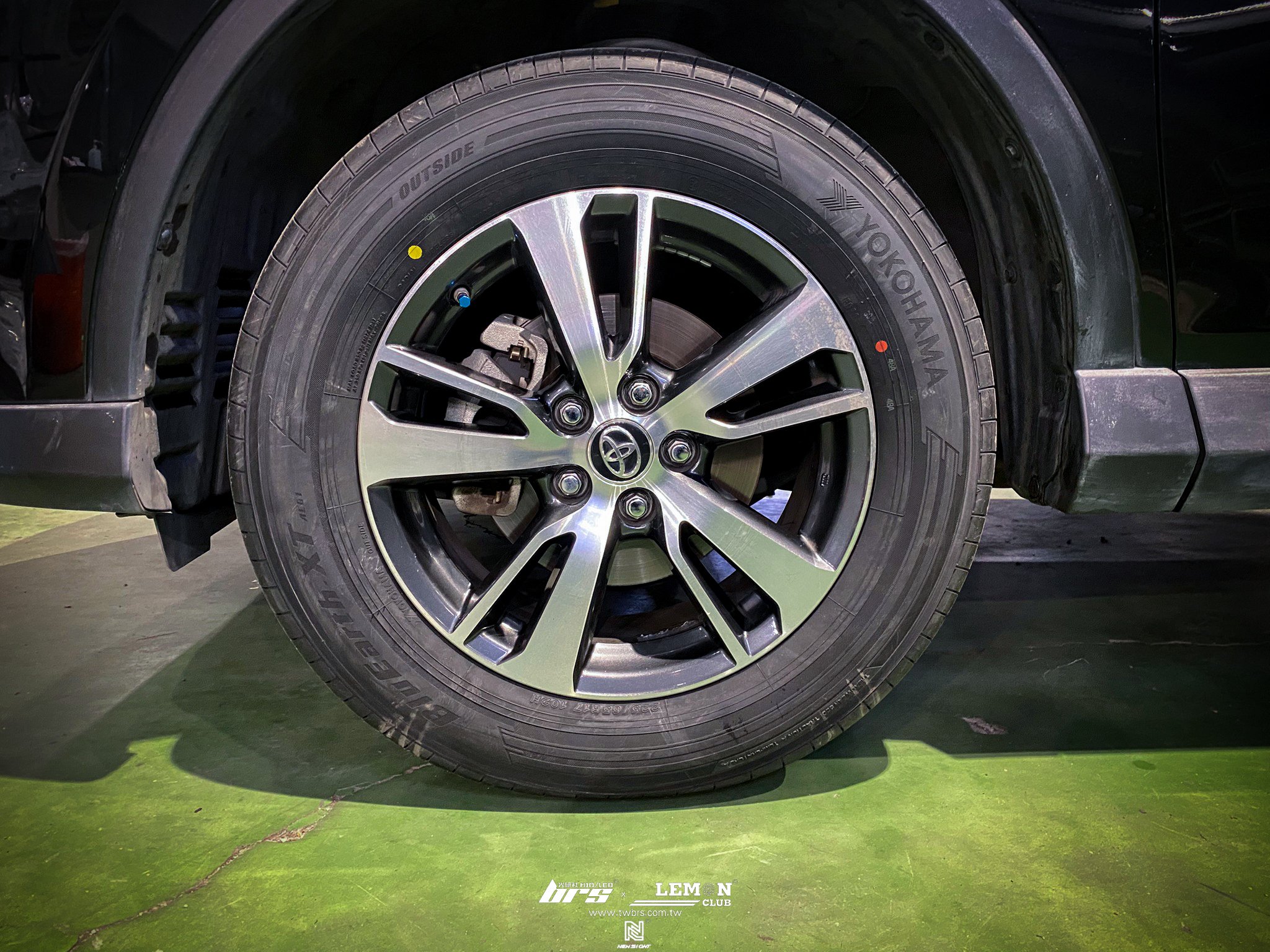 Toyota RAV4 安裝 YOKOHAMA AE61 225/65/17輪胎+HUNTER 3D電腦四輪定位