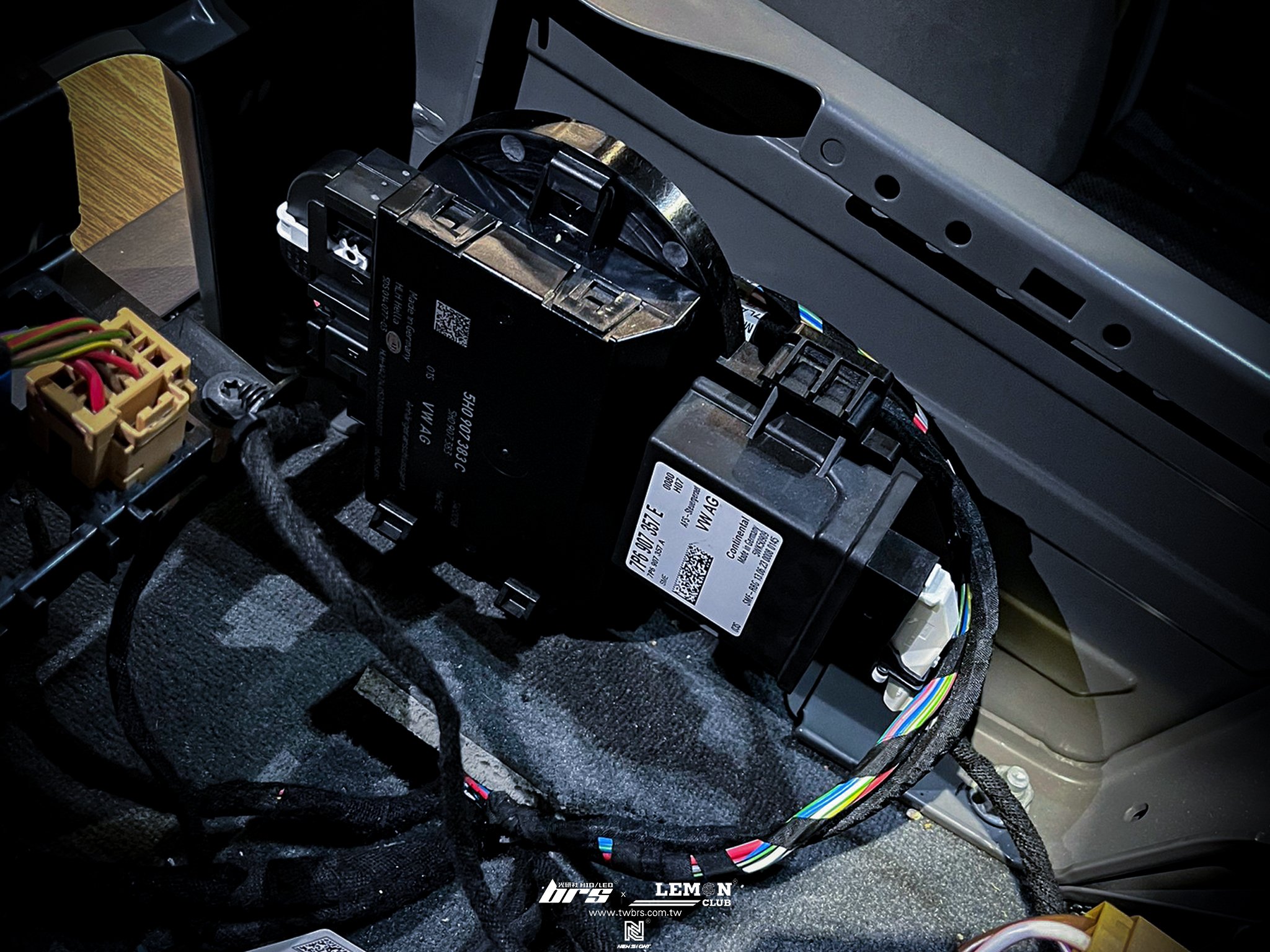 Volkswagen T6.1 安裝 原廠拖車勾線組+原廠電吸中門套件