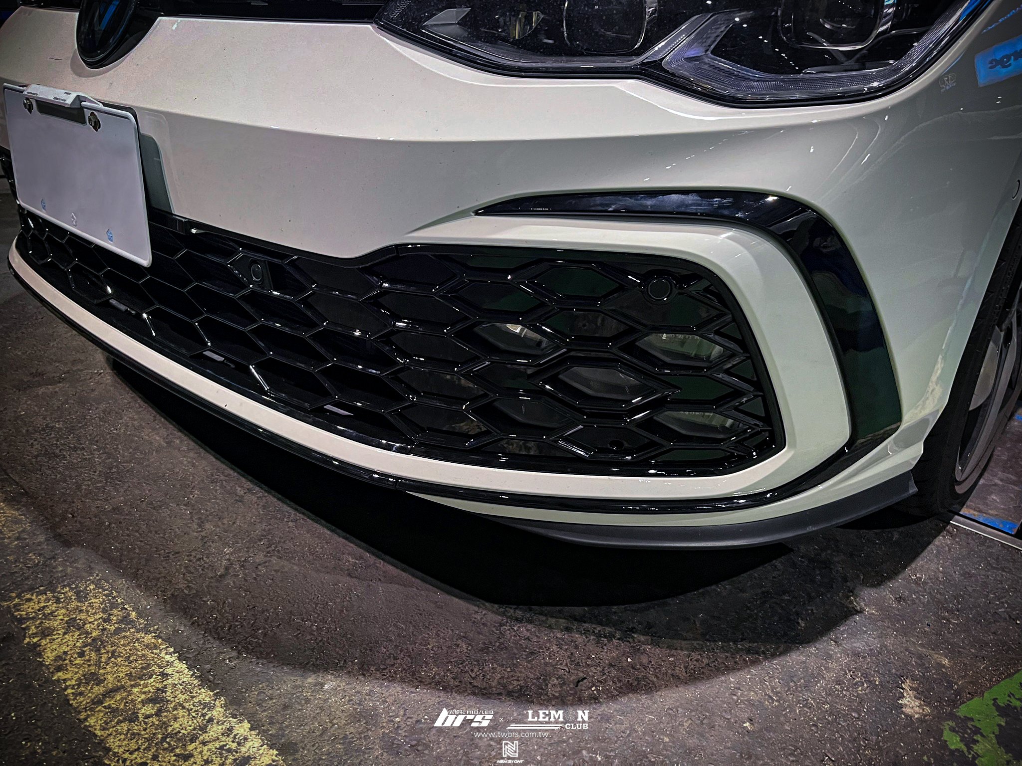 Volkswagen Golf 8 GTI 安裝 前保夜色套件