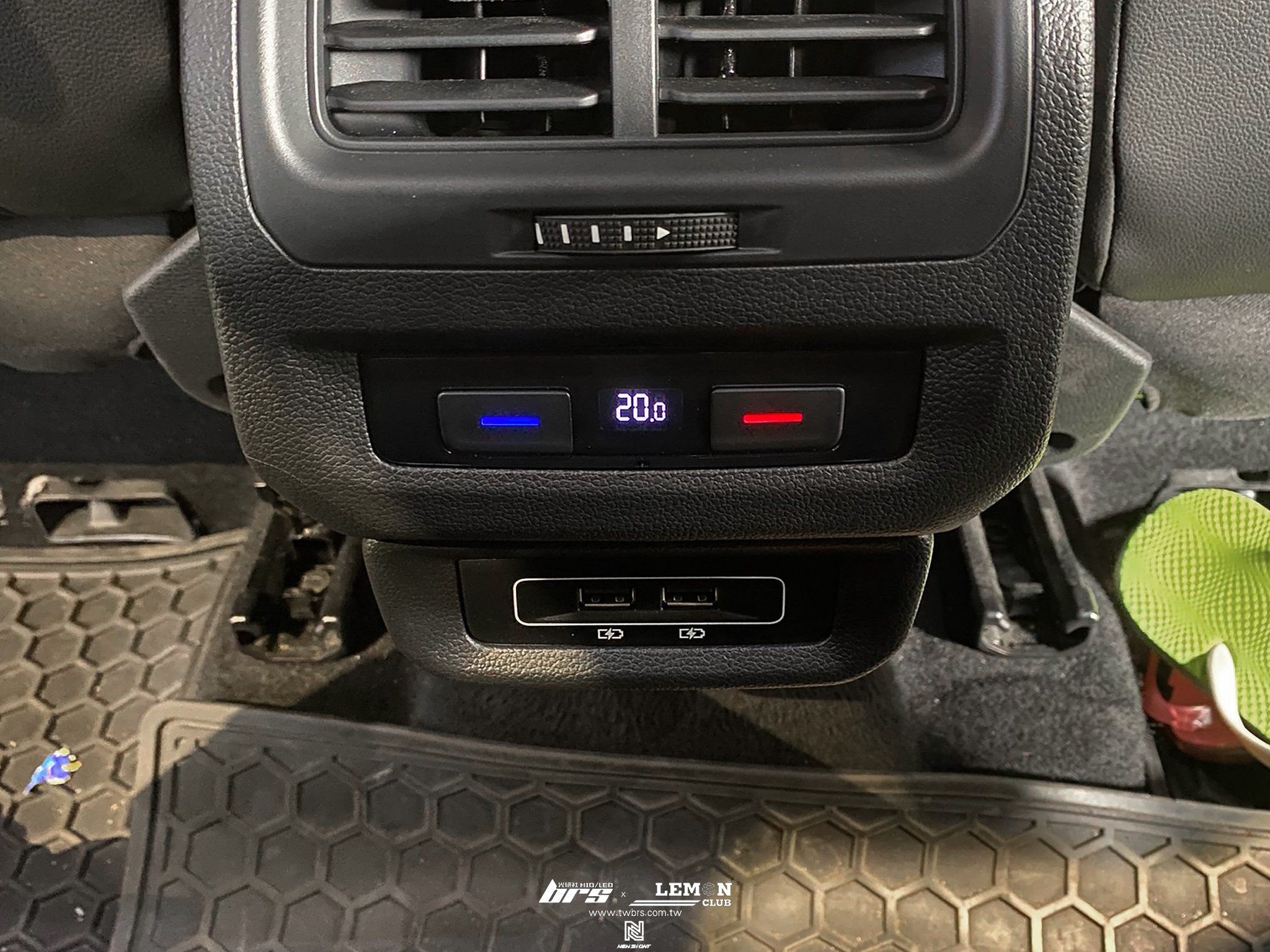 Volkswagen Touran 安裝 後座USB充電座